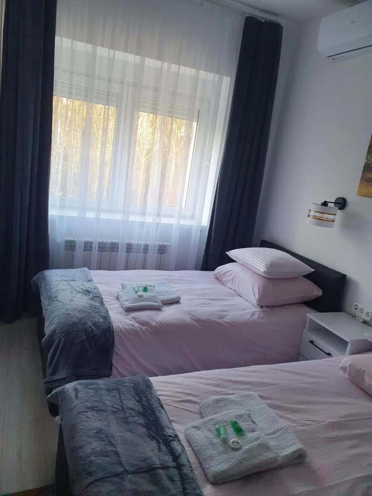 Bed in Comfort Stay, EV, Parking