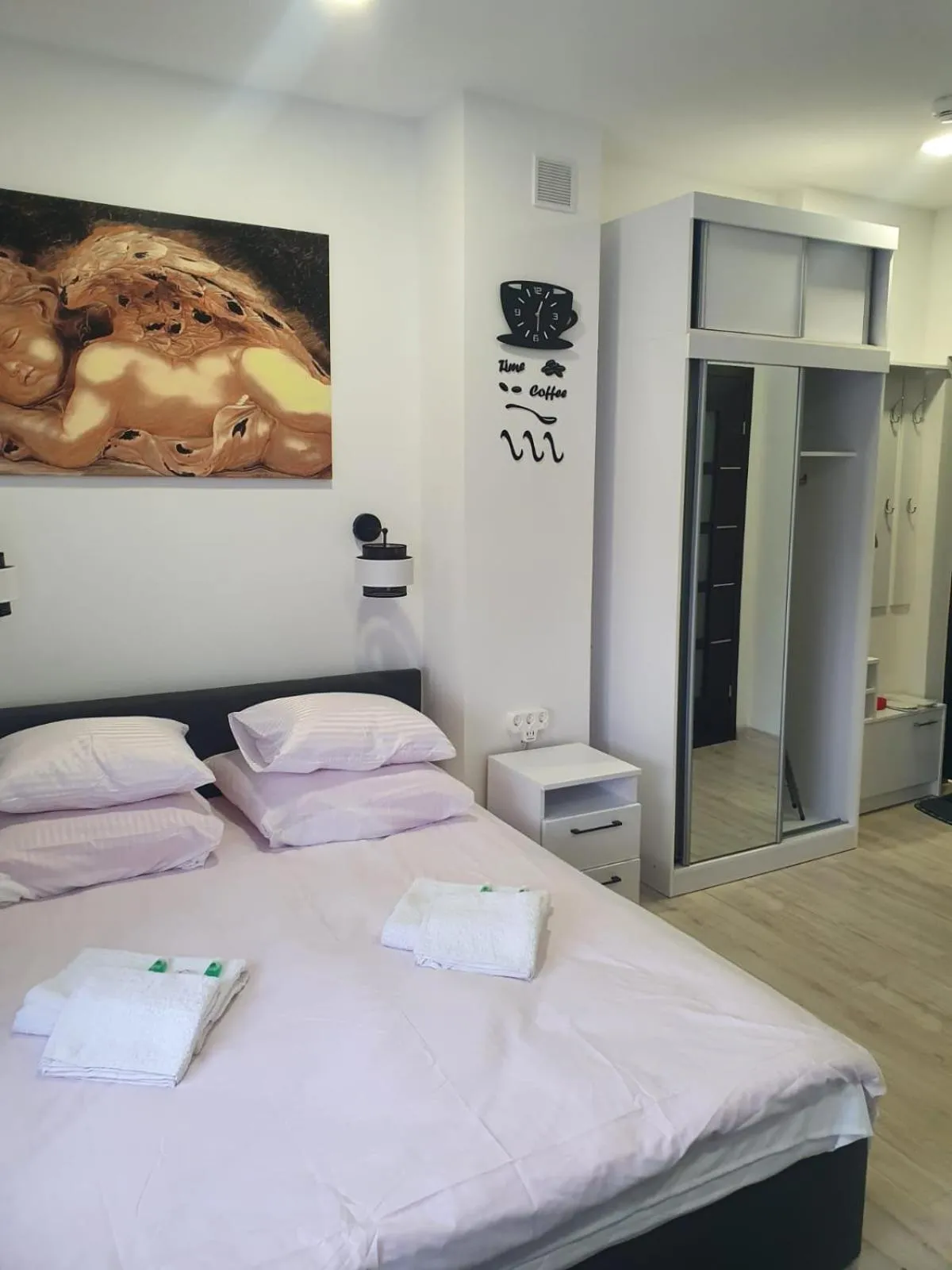 Bed in Comfort Stay, EV, Parking