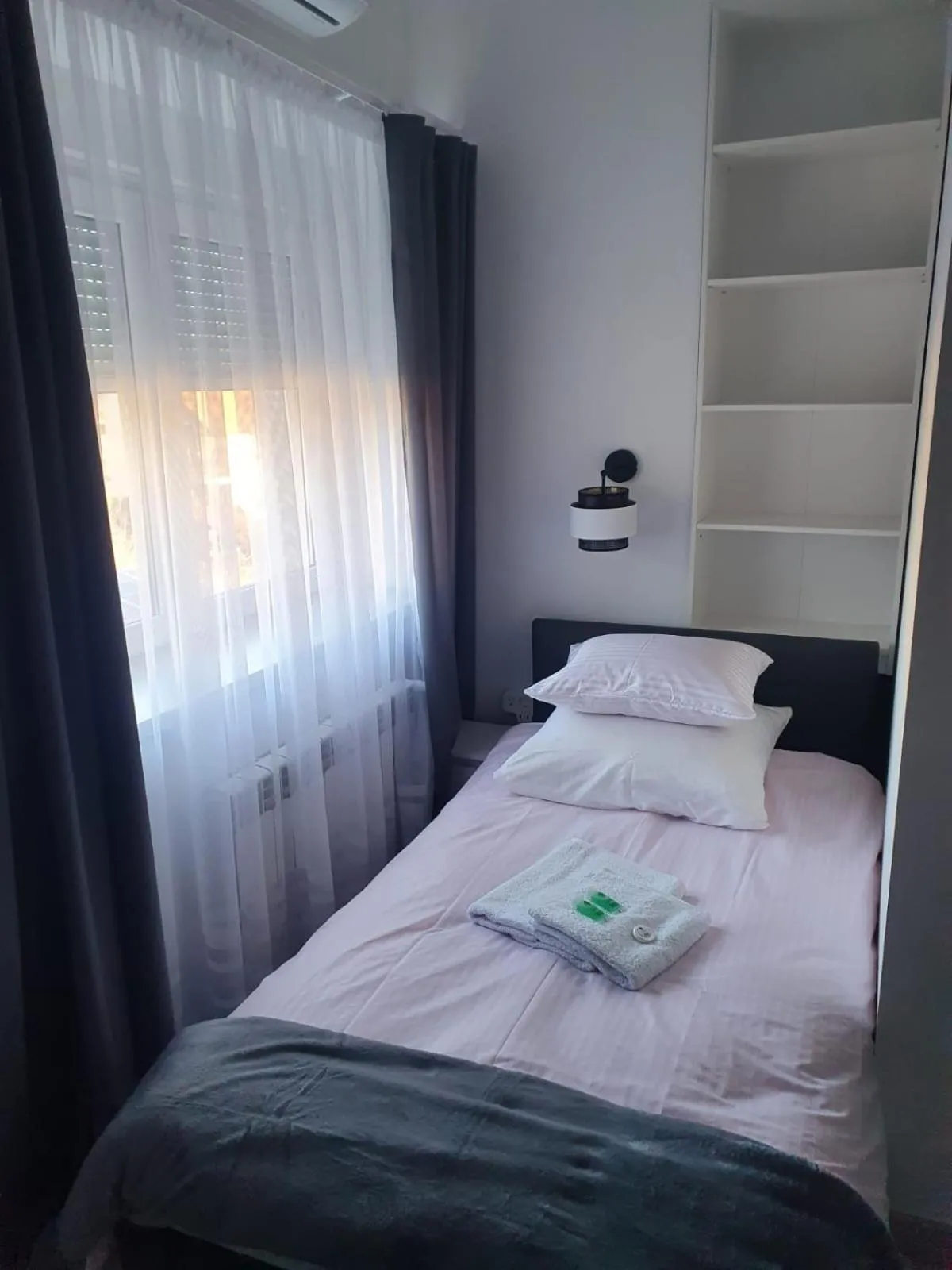 Bed in Comfort Stay, EV, Parking
