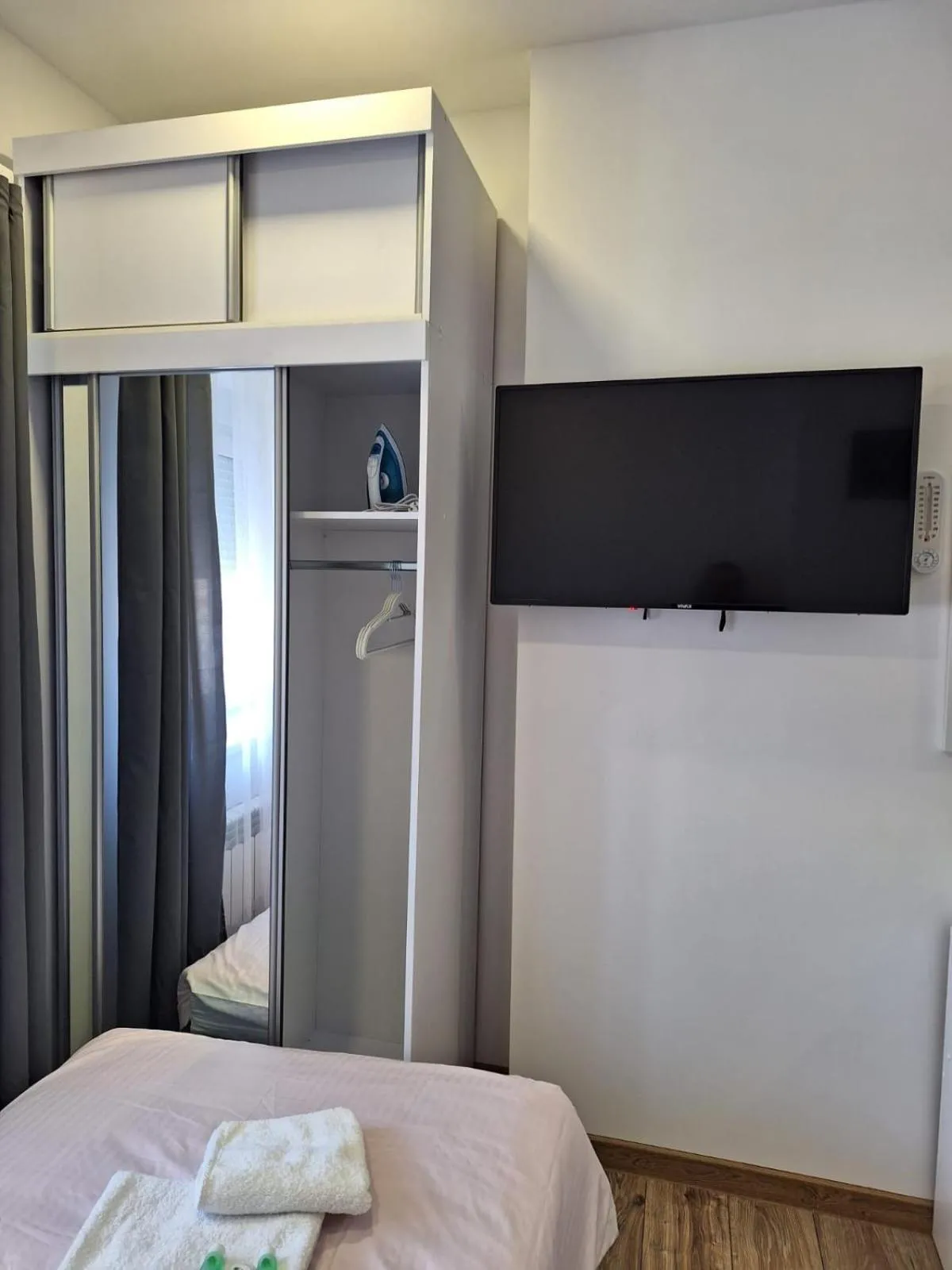 Bed in Comfort Stay, EV, Parking