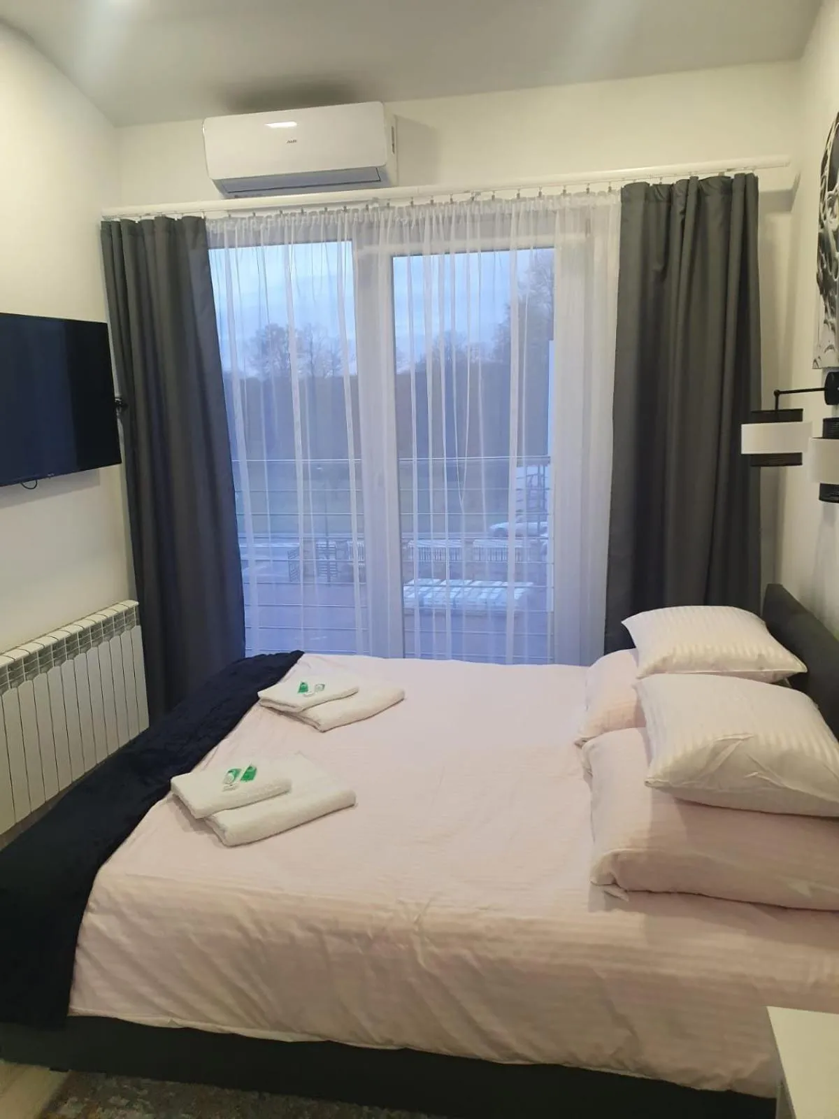 Bed in Comfort Stay, EV, Parking