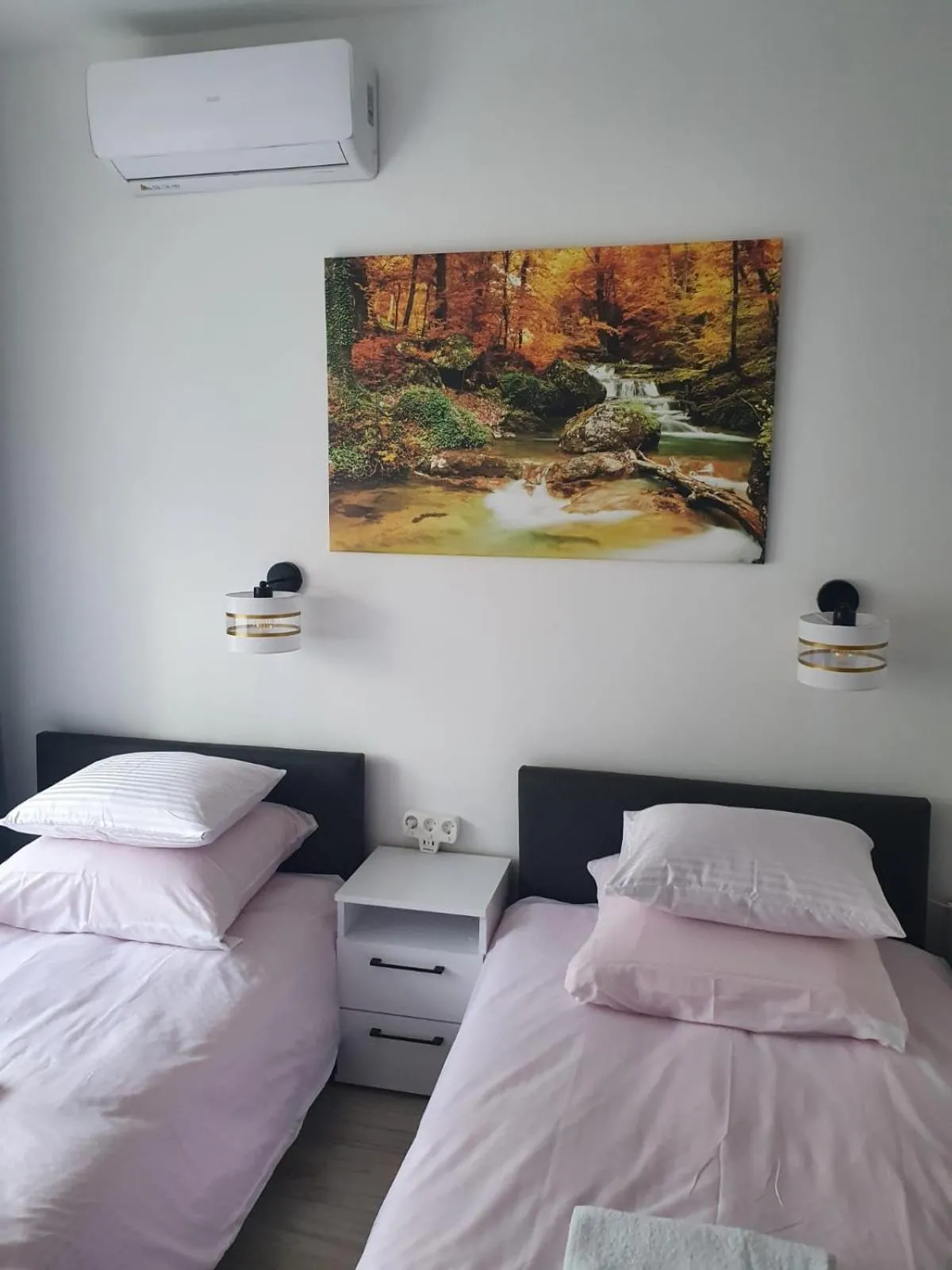 Bed in Comfort Stay, EV, Parking