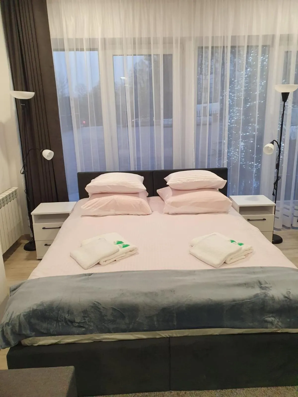 Bed in Comfort Stay, EV, Parking
