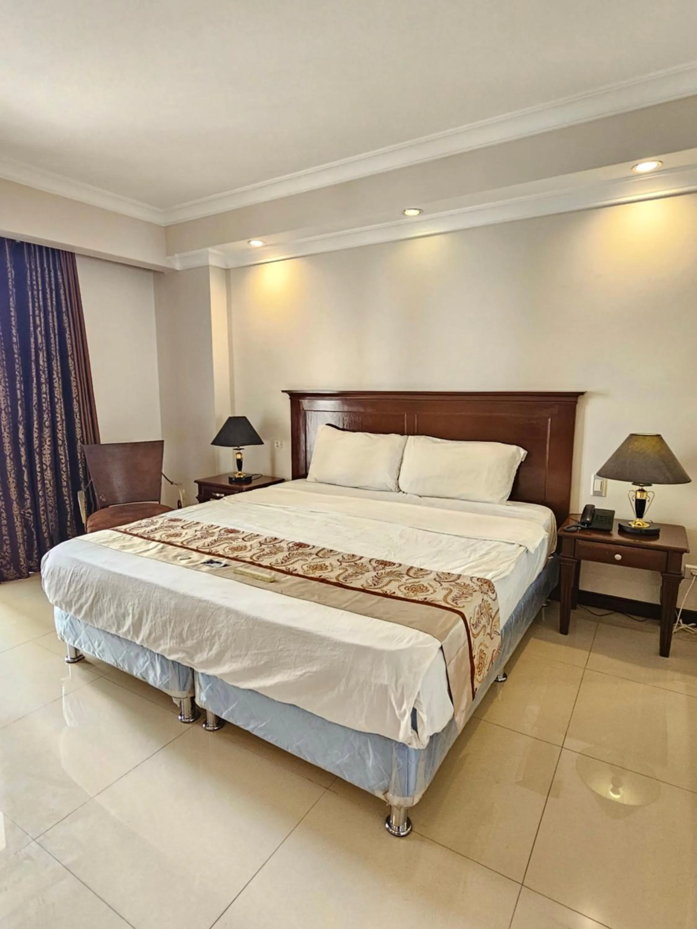 Bedroom, Bed in Valentino's Hotel