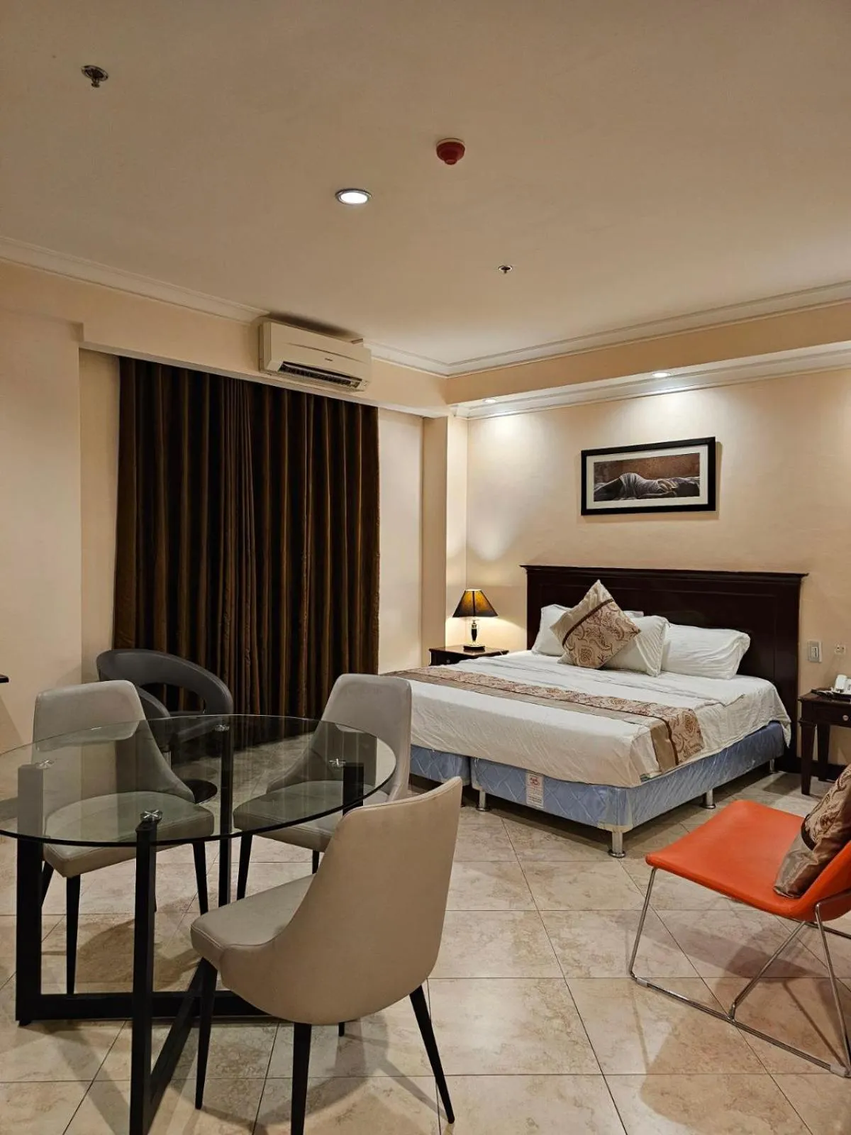 Photo of the whole room, Bed in Valentino's Hotel