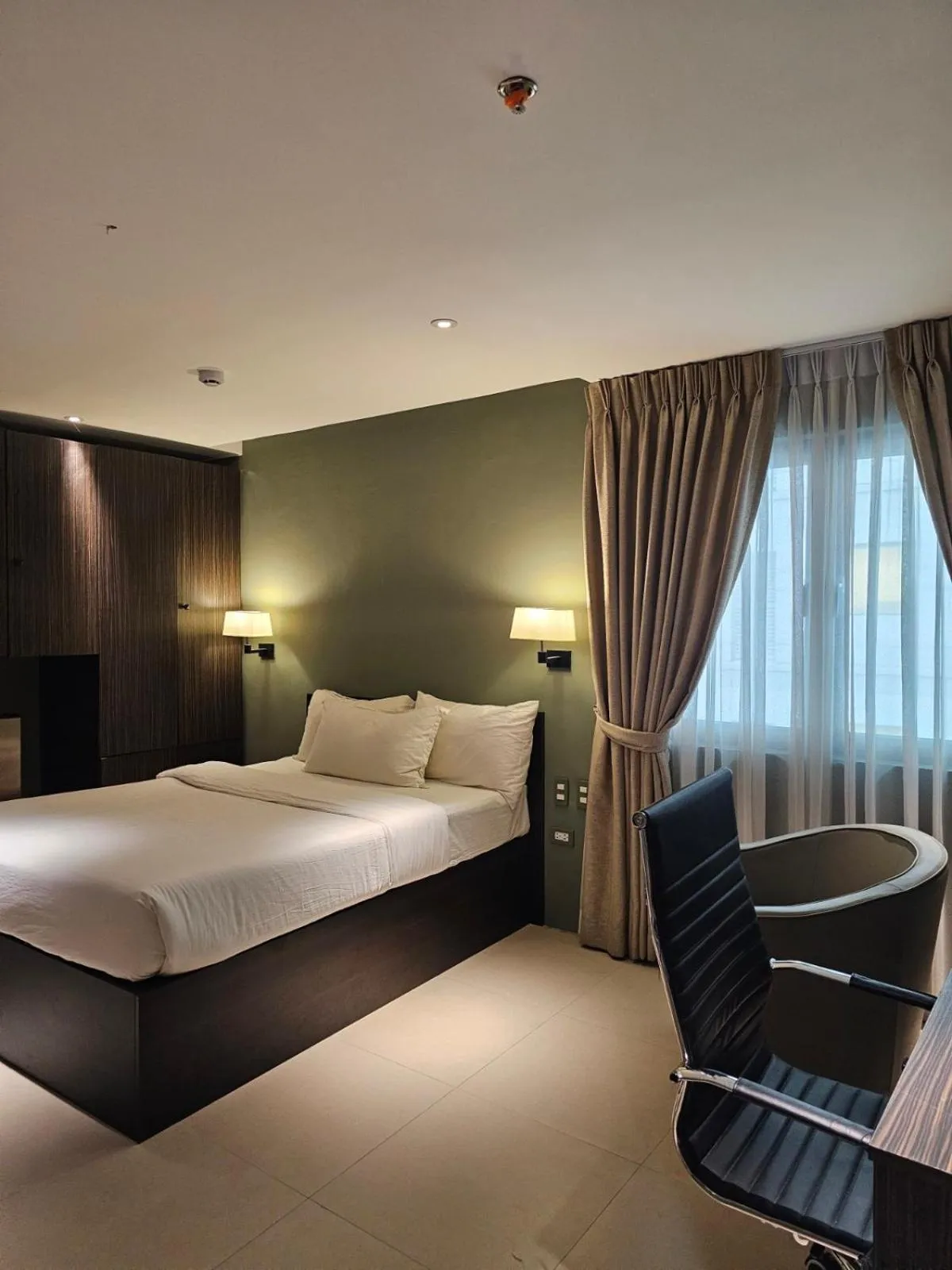 Bedroom, Bed in Valentino's Hotel