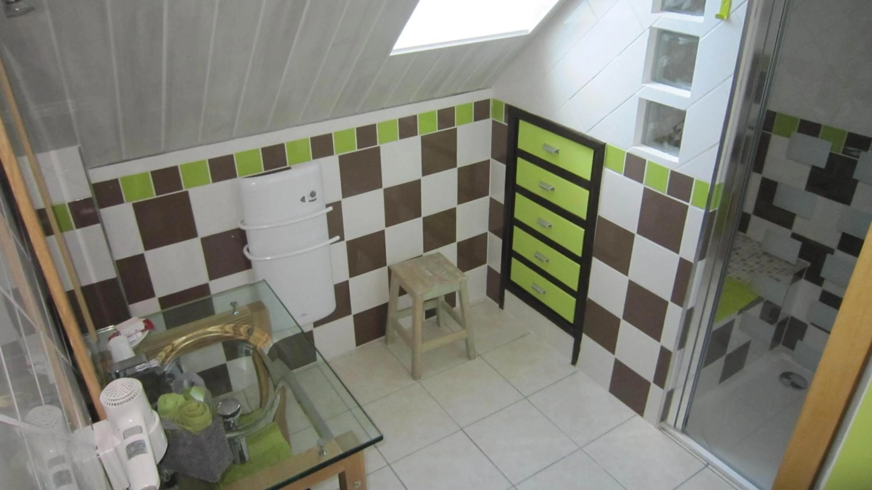 Bathroom in Au Chardon Bleu