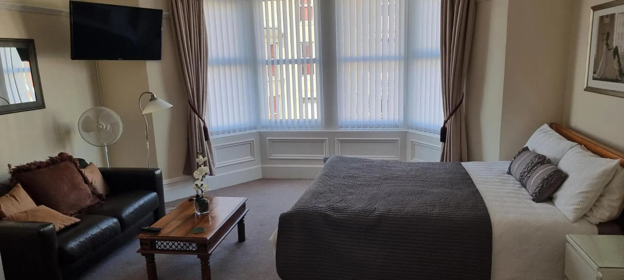 Bedroom, Bed in Number twenty five