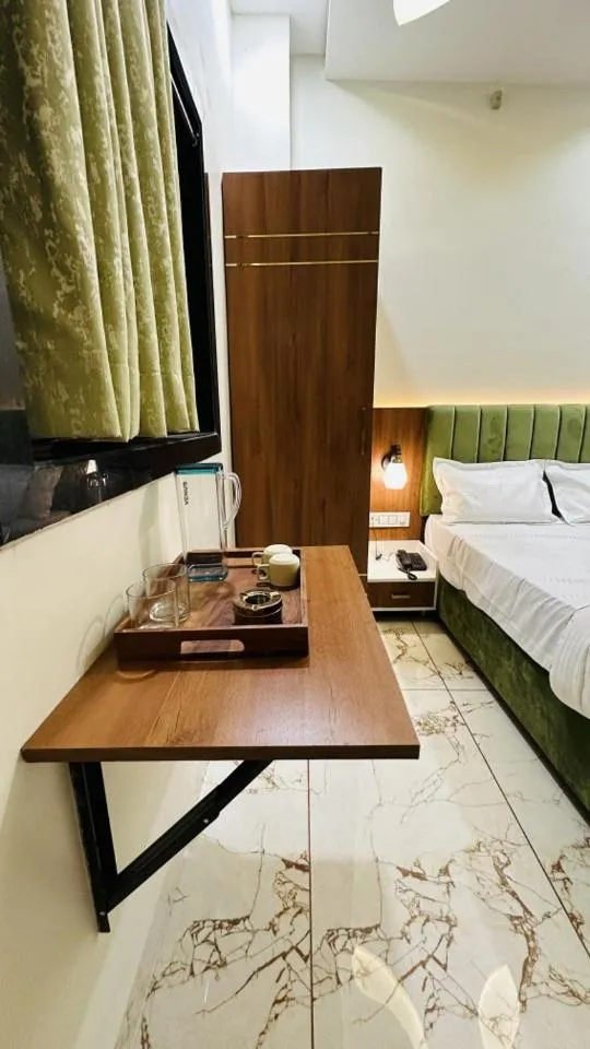 Seating area, Bed in Hotel Ratnam Palace Maheshwar