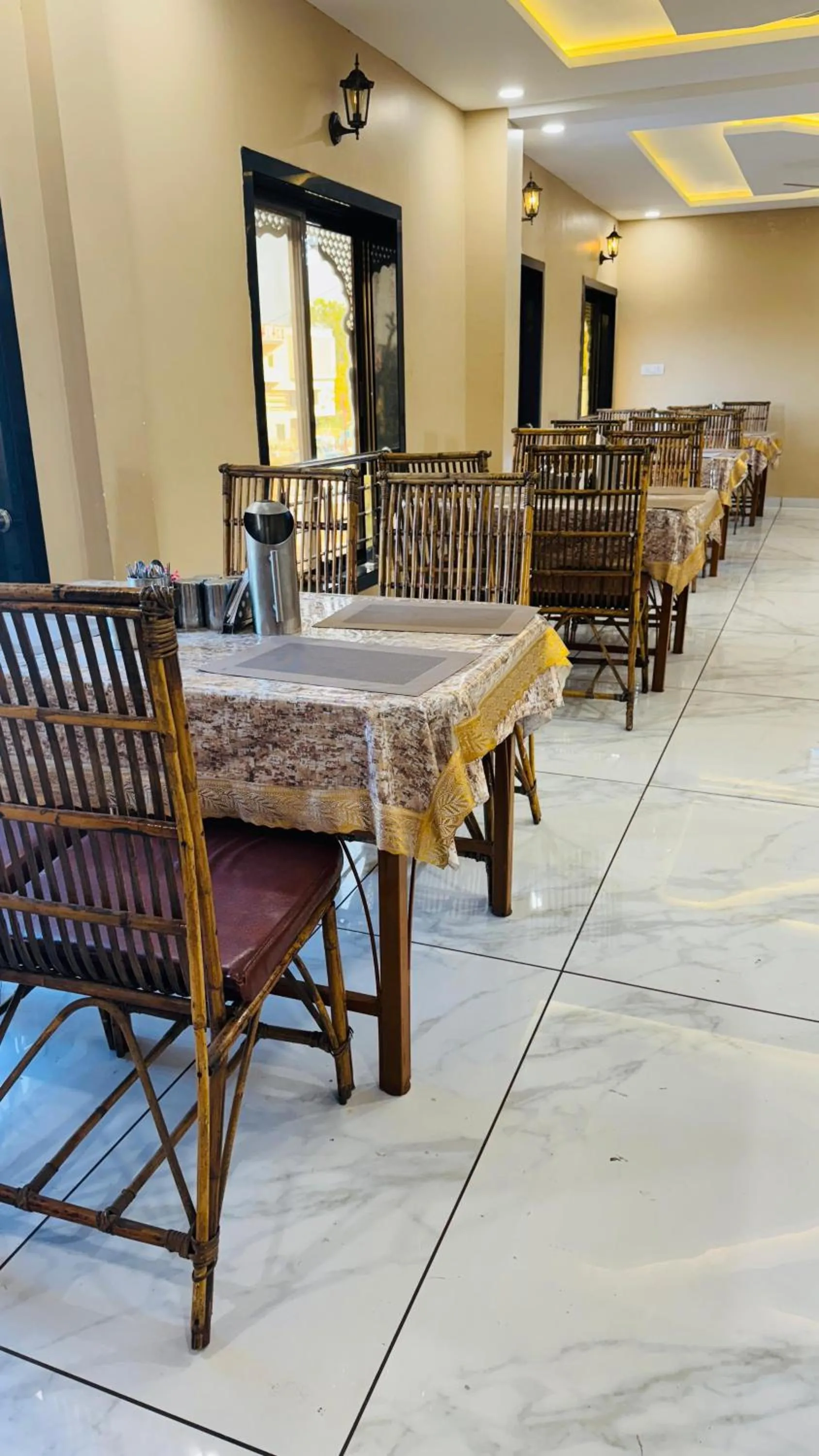 Restaurant/places to eat in Hotel Ratnam Palace Maheshwar