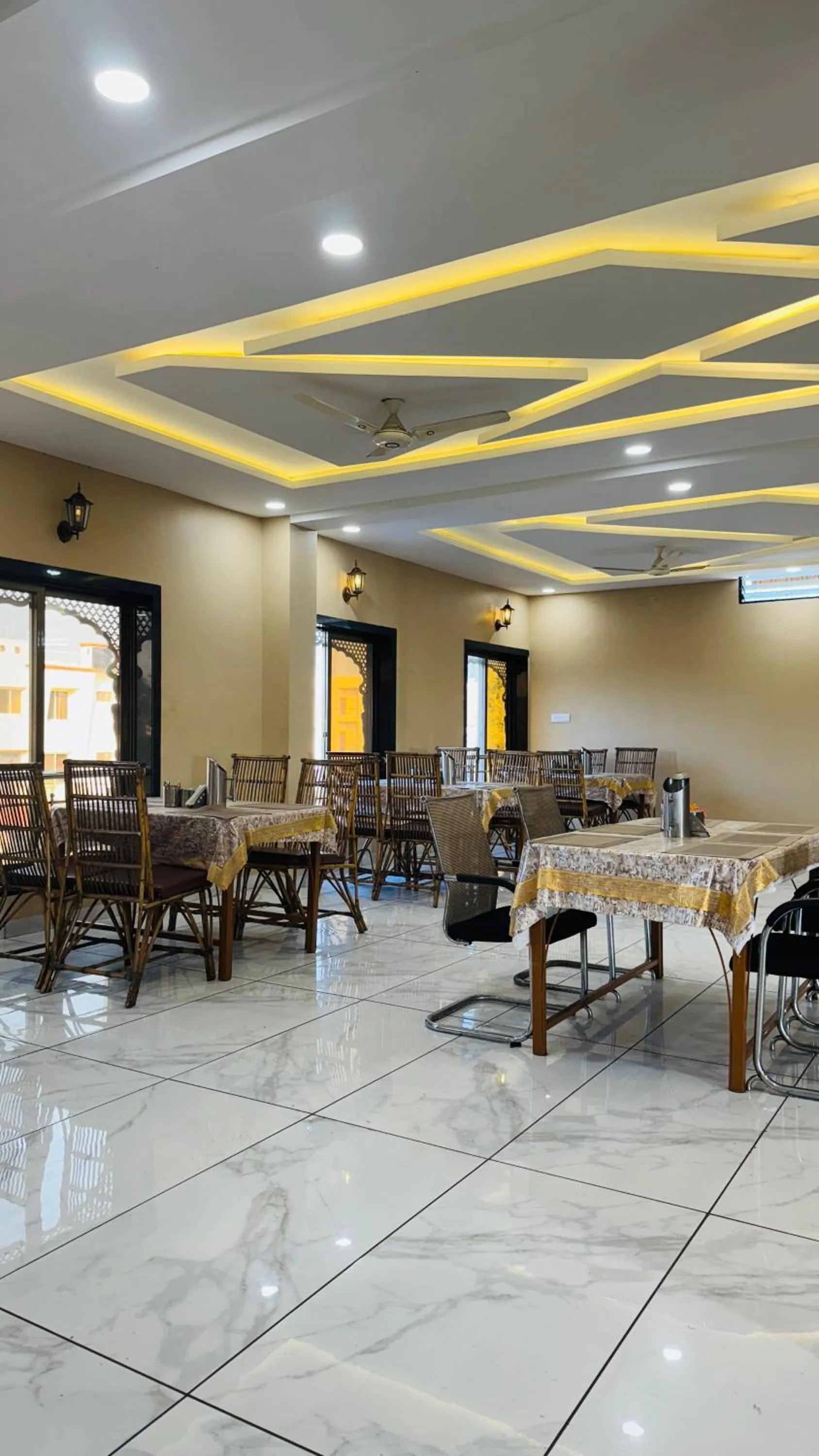 Restaurant/places to eat in Hotel Ratnam Palace Maheshwar