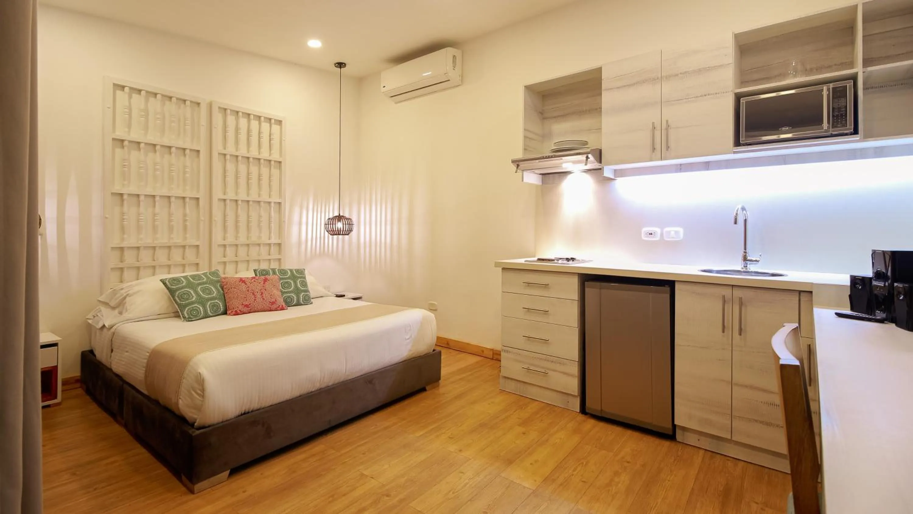 Kitchen or kitchenette, Bed in Cartagena Suites de Manga