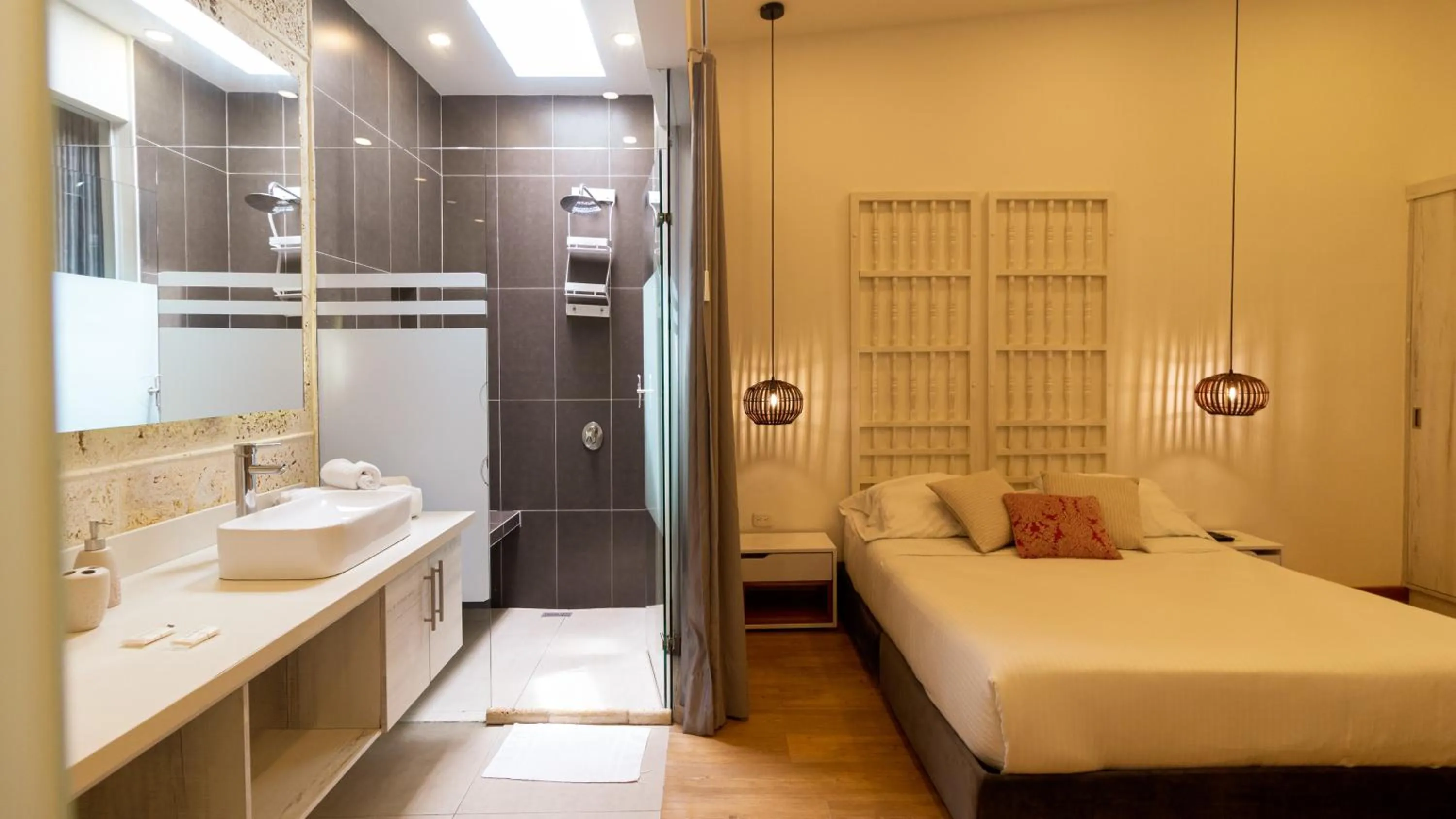 Bathroom, Bed in Cartagena Suites de Manga