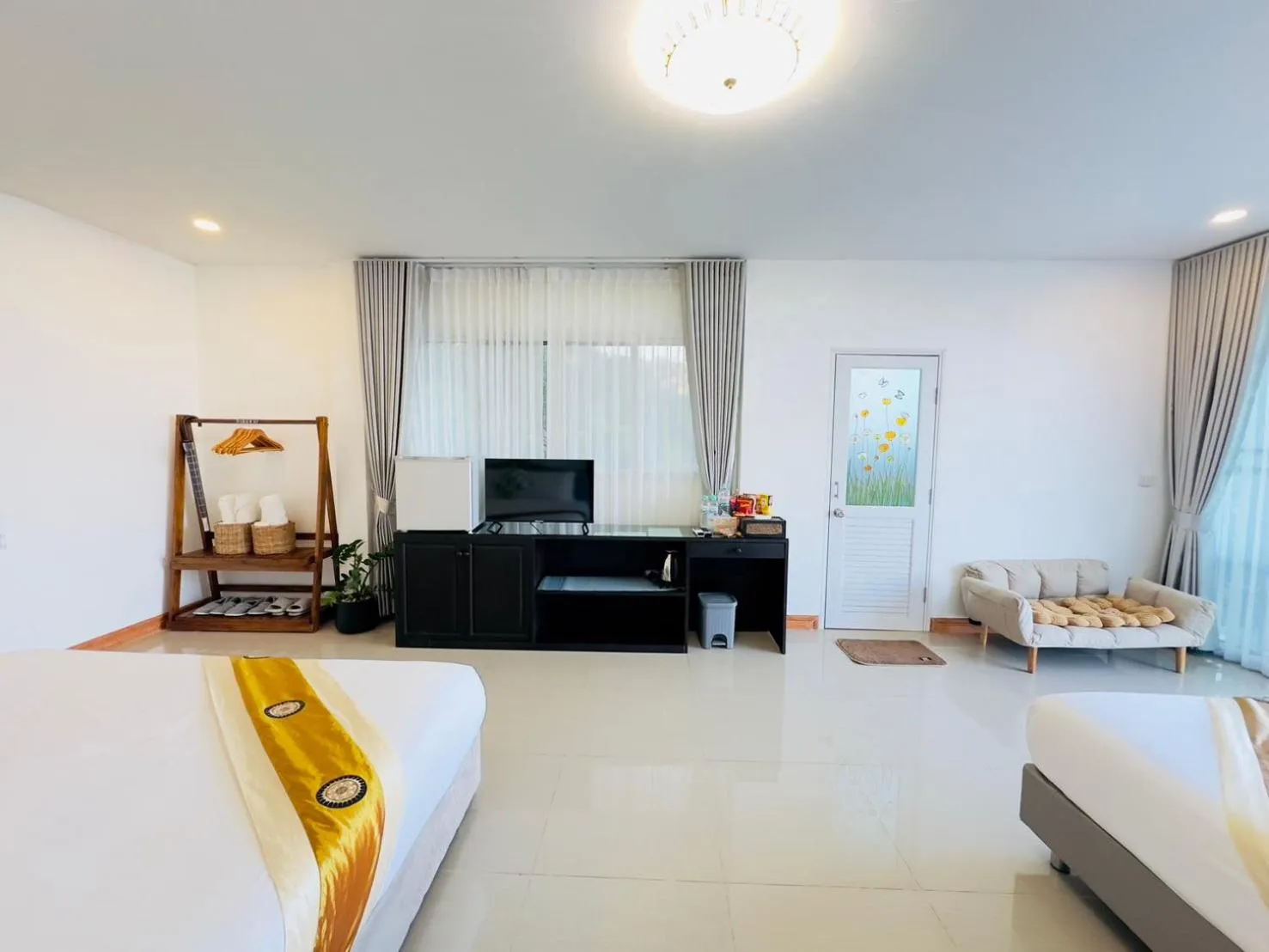 Communal lounge/ TV room, Bed in Oasis Phamee