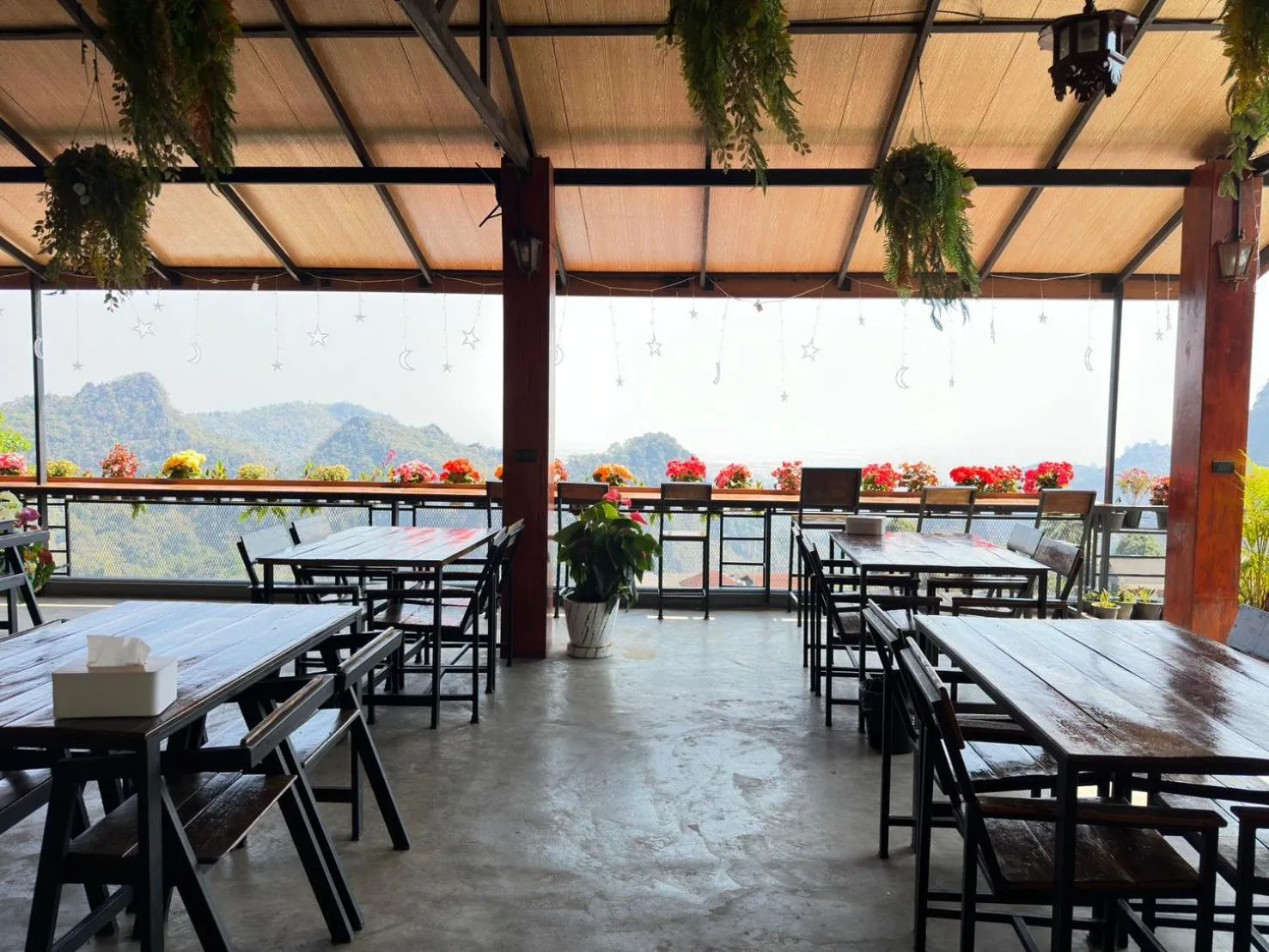 Restaurant/places to eat in Oasis Phamee