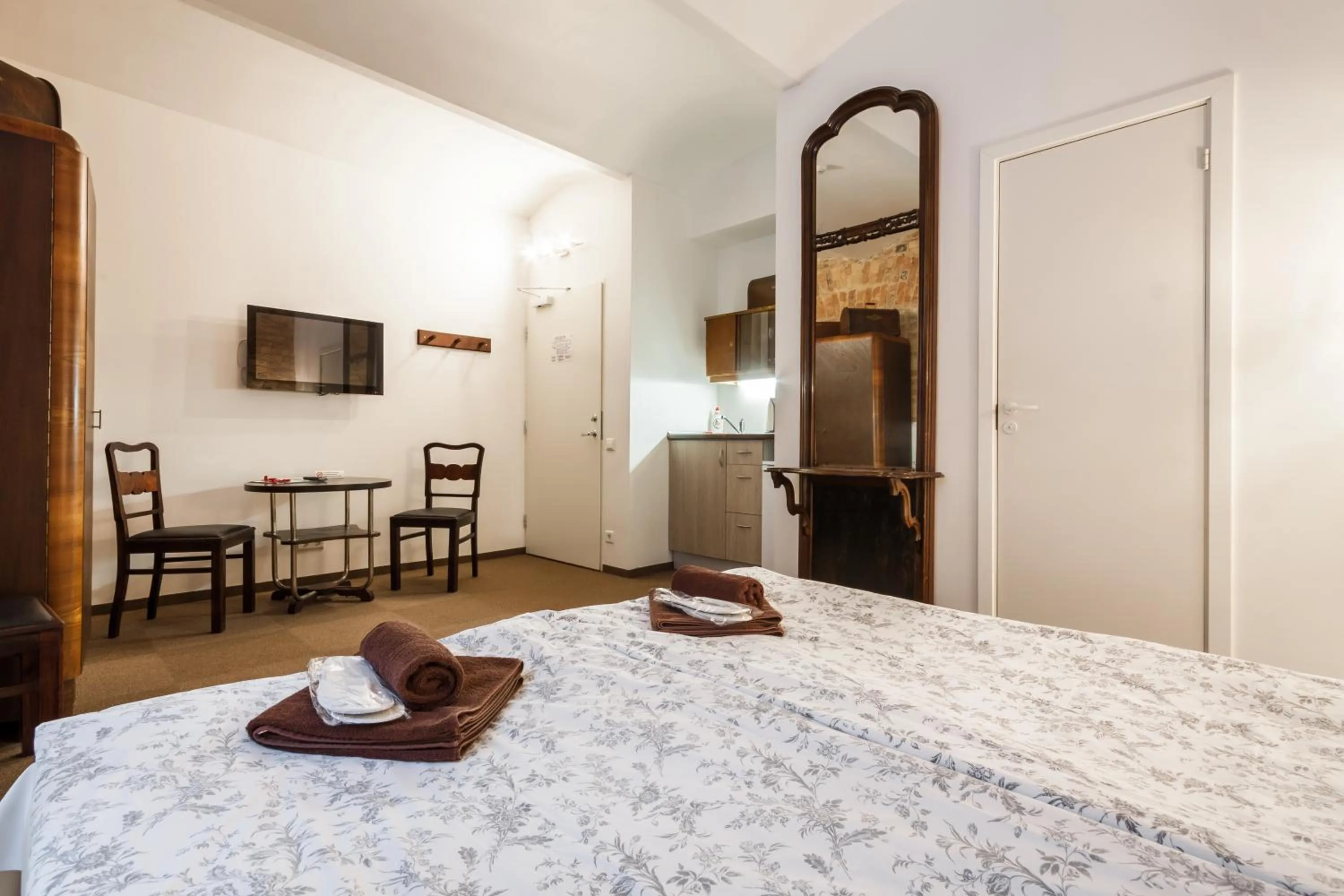 TV and multimedia, Bed in Janne Hotel with Self Check-in