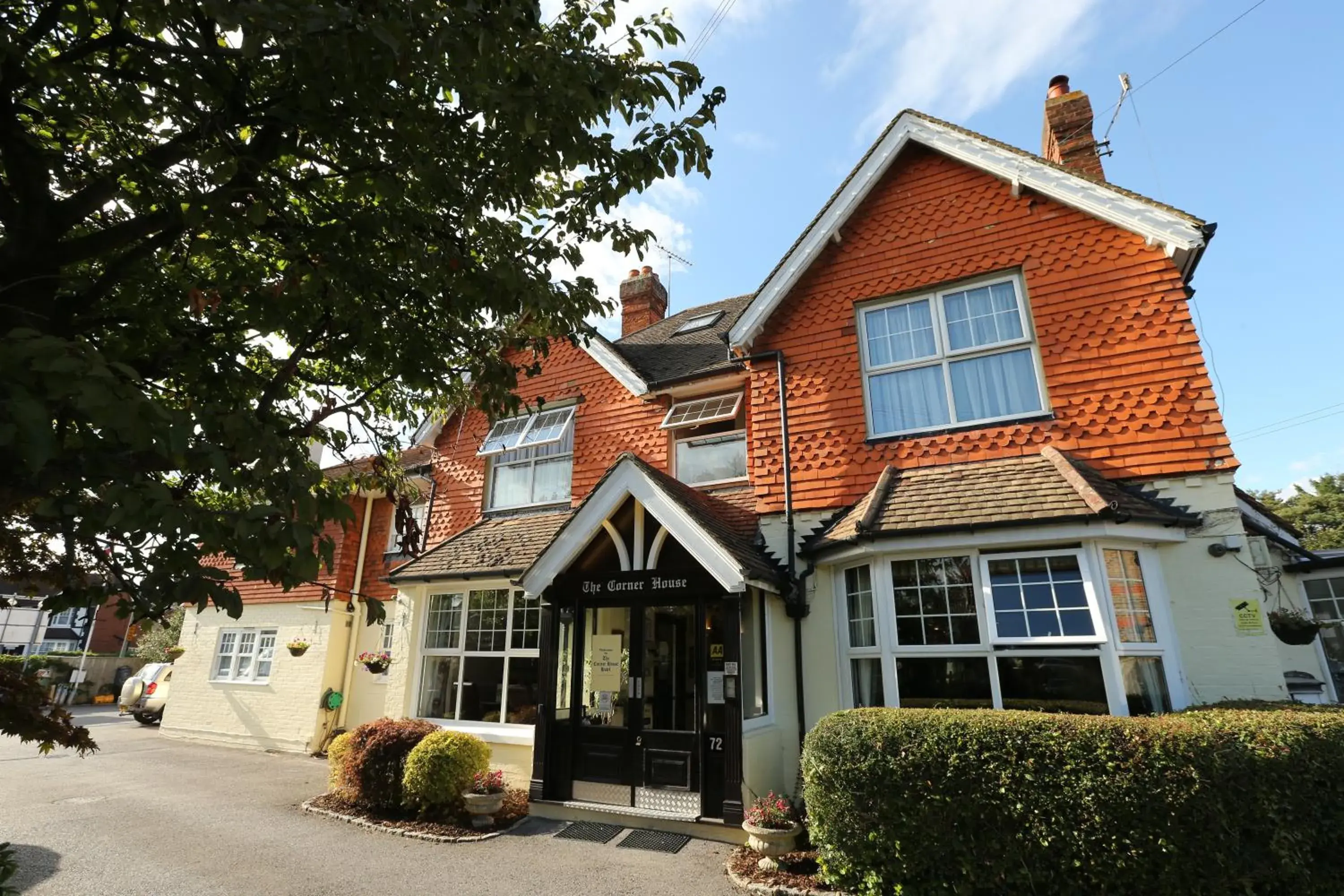 Facade/entrance in Corner House Hotel Gatwick with bookable Holiday parking Facade/entrance in Corner House Hotel Gatwick with bookable Holiday parking