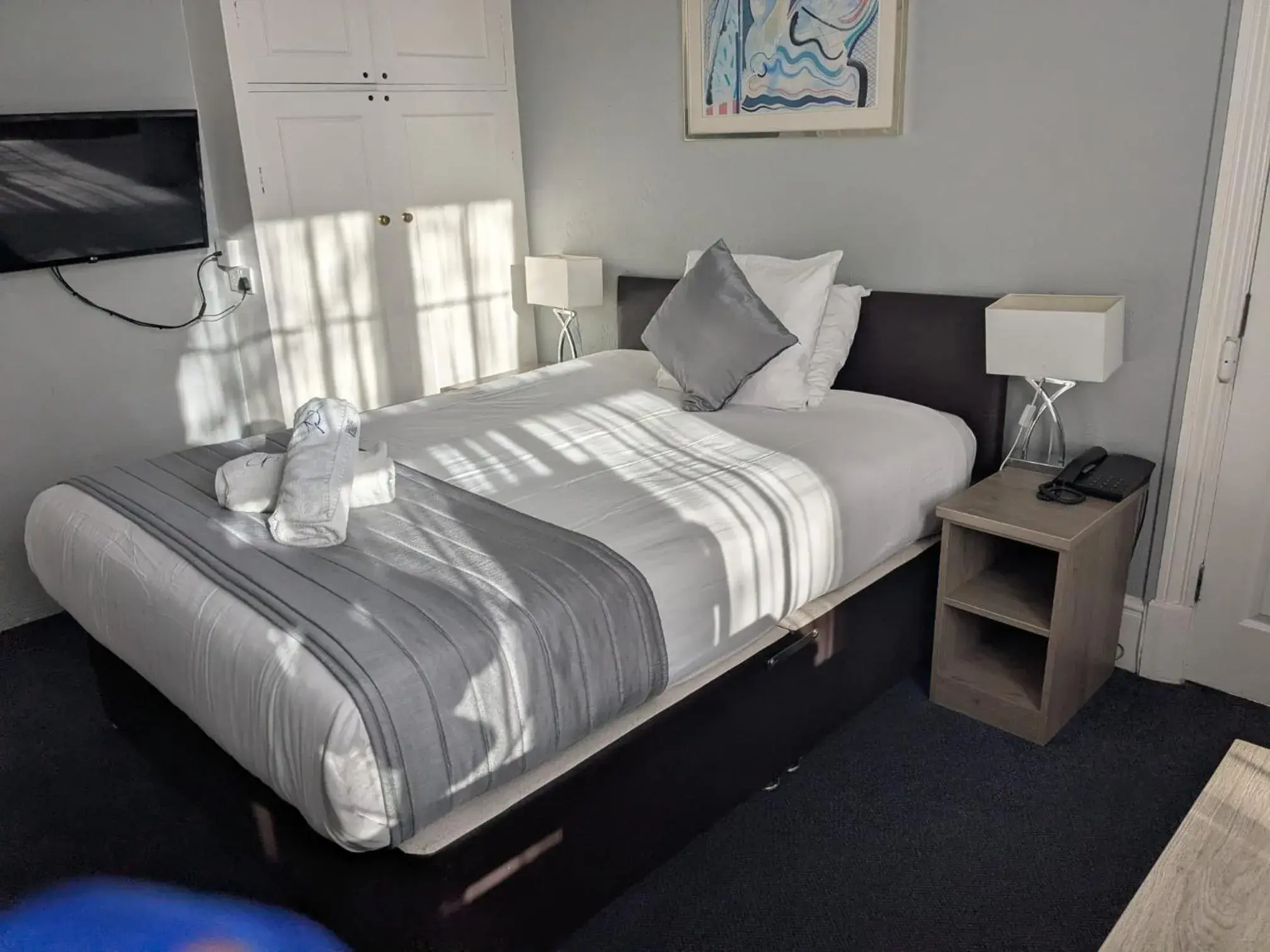 Bed in Corner House Hotel Gatwick with bookable Holiday parking Bed in Corner House Hotel Gatwick with bookable Holiday parking