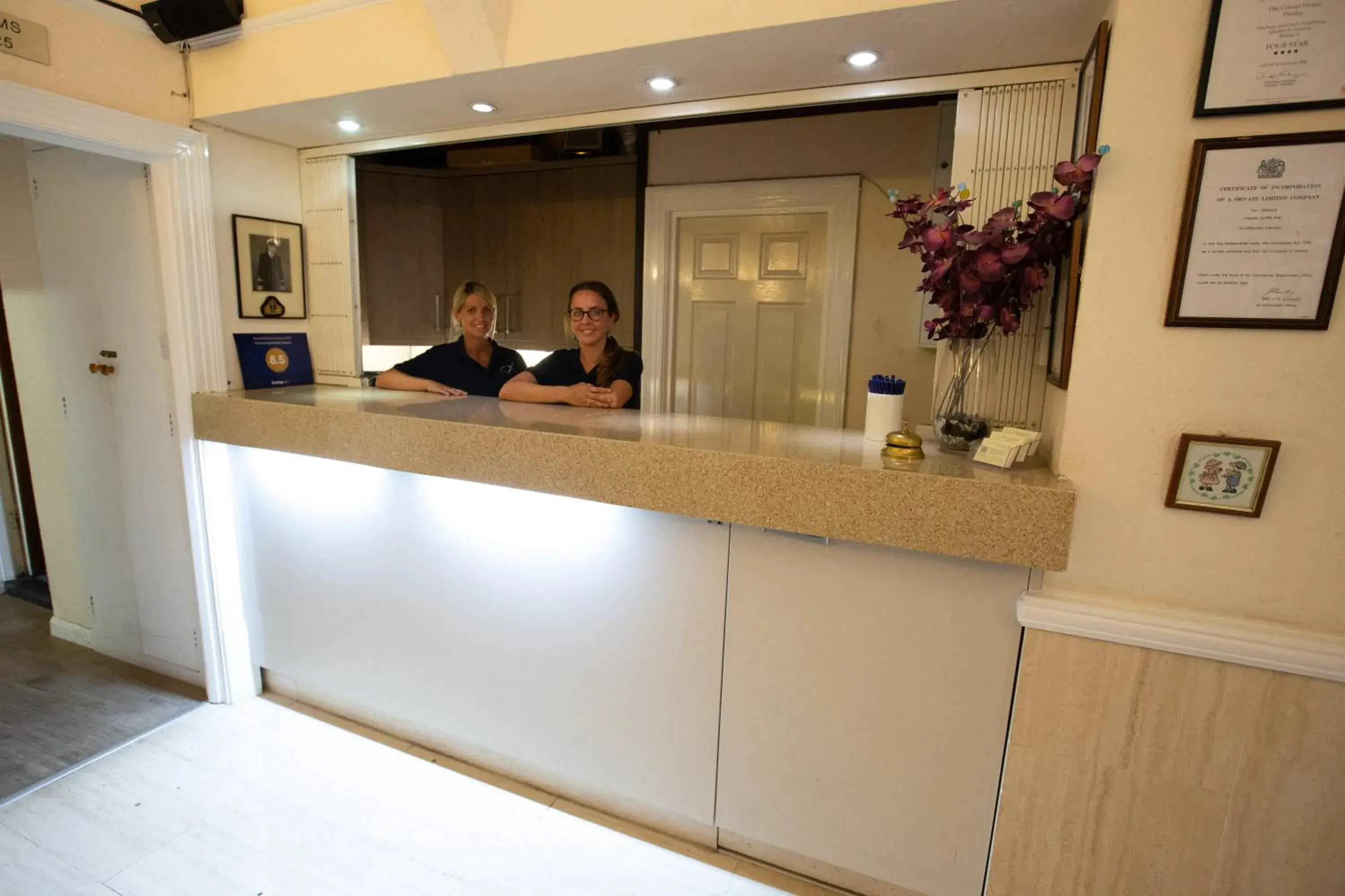 Lobby or reception in Corner House Hotel Gatwick with bookable Holiday parking Lobby or reception in Corner House Hotel Gatwick with bookable Holiday parking