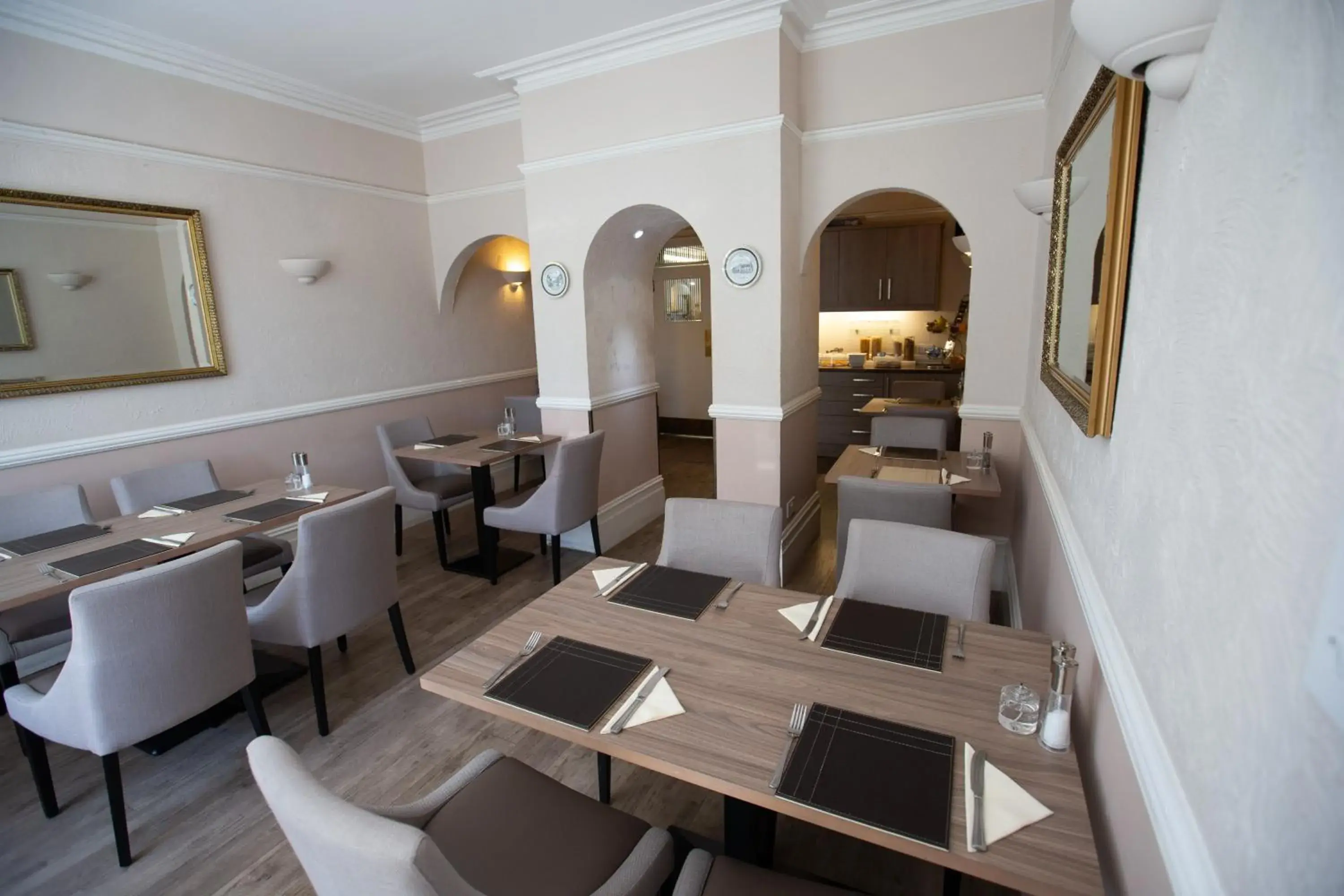 Restaurant/places to eat in Corner House Hotel Gatwick with bookable Holiday parking Restaurant/places to eat in Corner House Hotel Gatwick with bookable Holiday parking