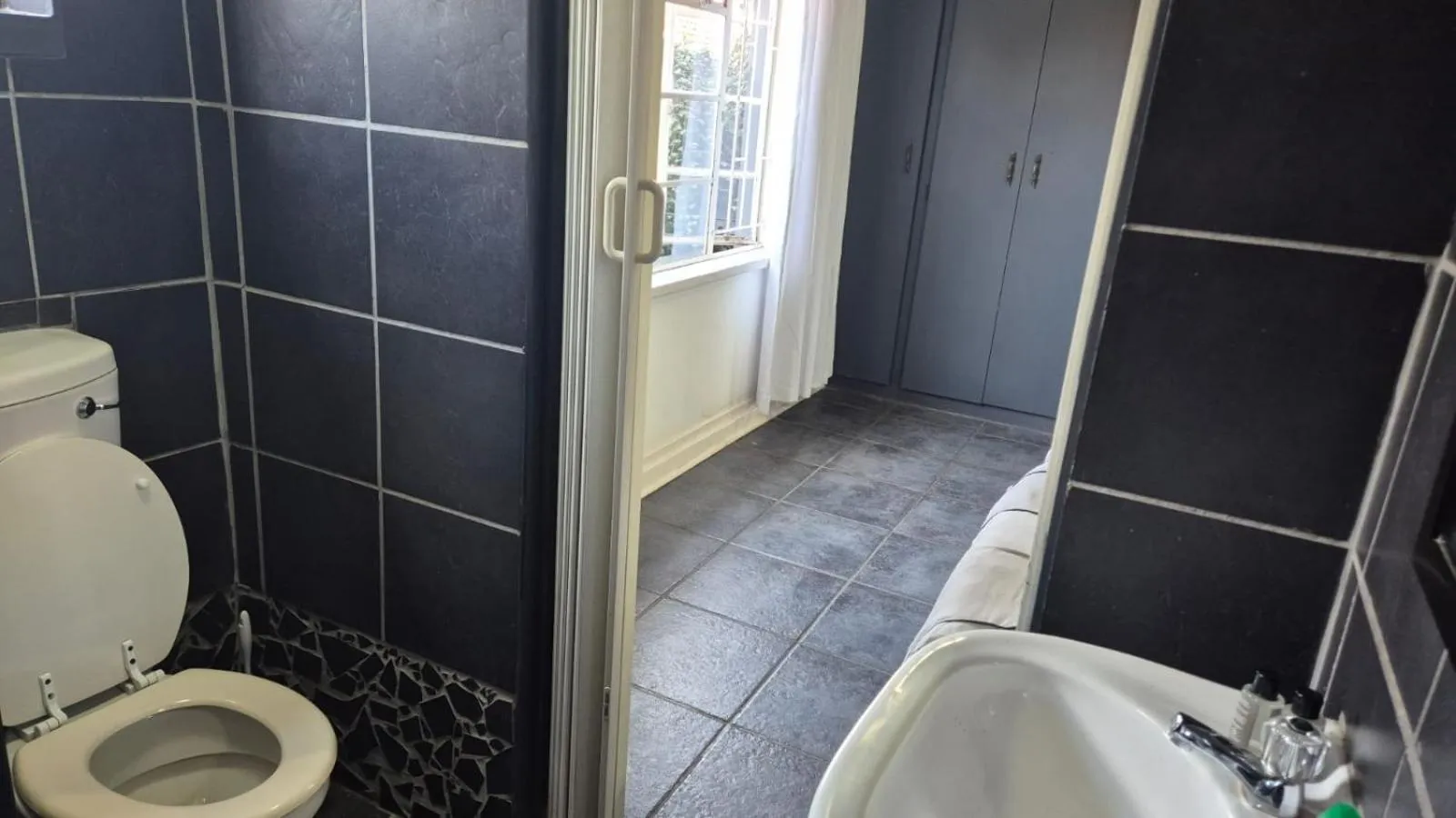 44 on Ennis Guest Lodge and Restaurant -