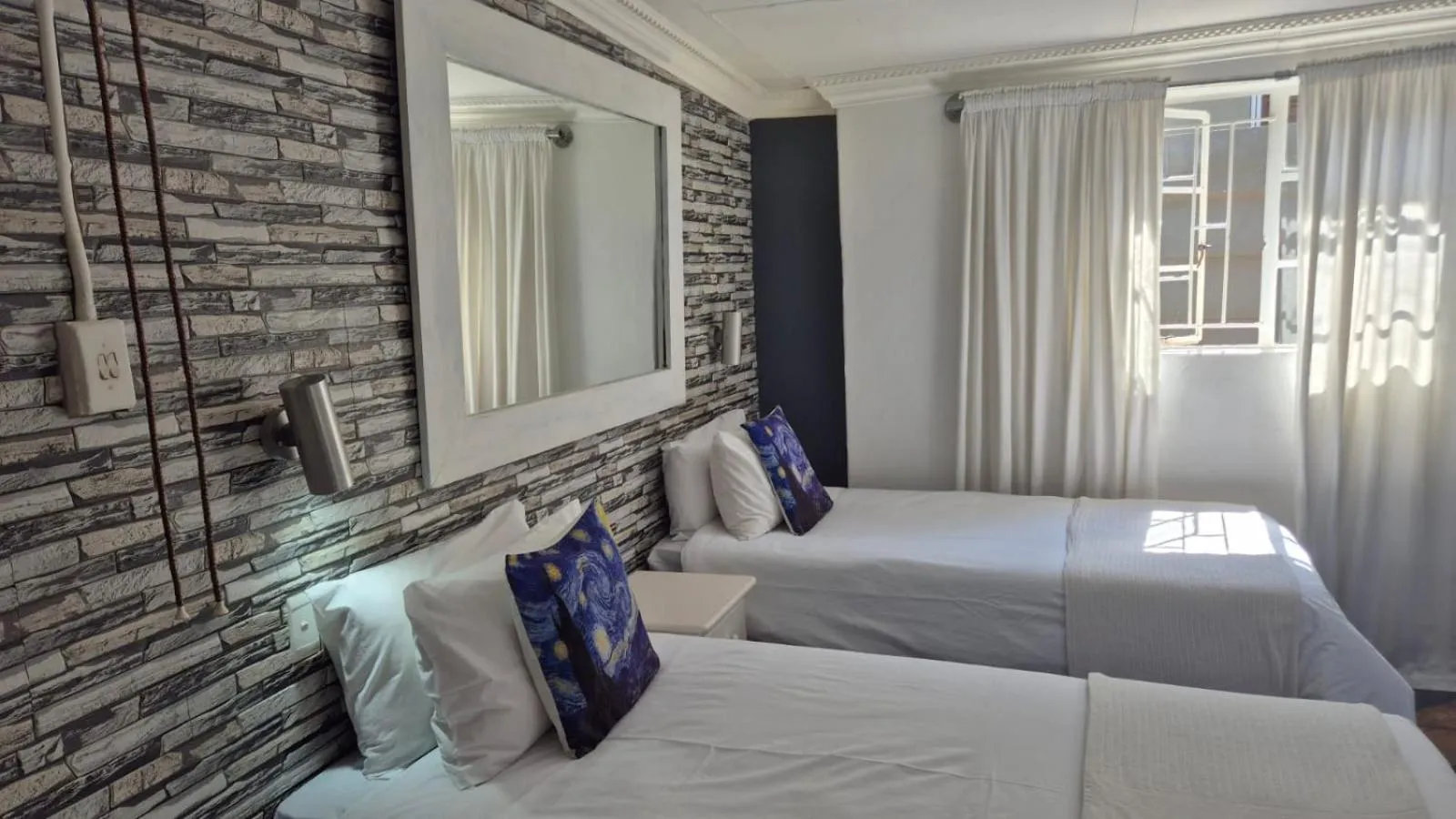 Bed in 44 on Ennis Guest Lodge and Restaurant -