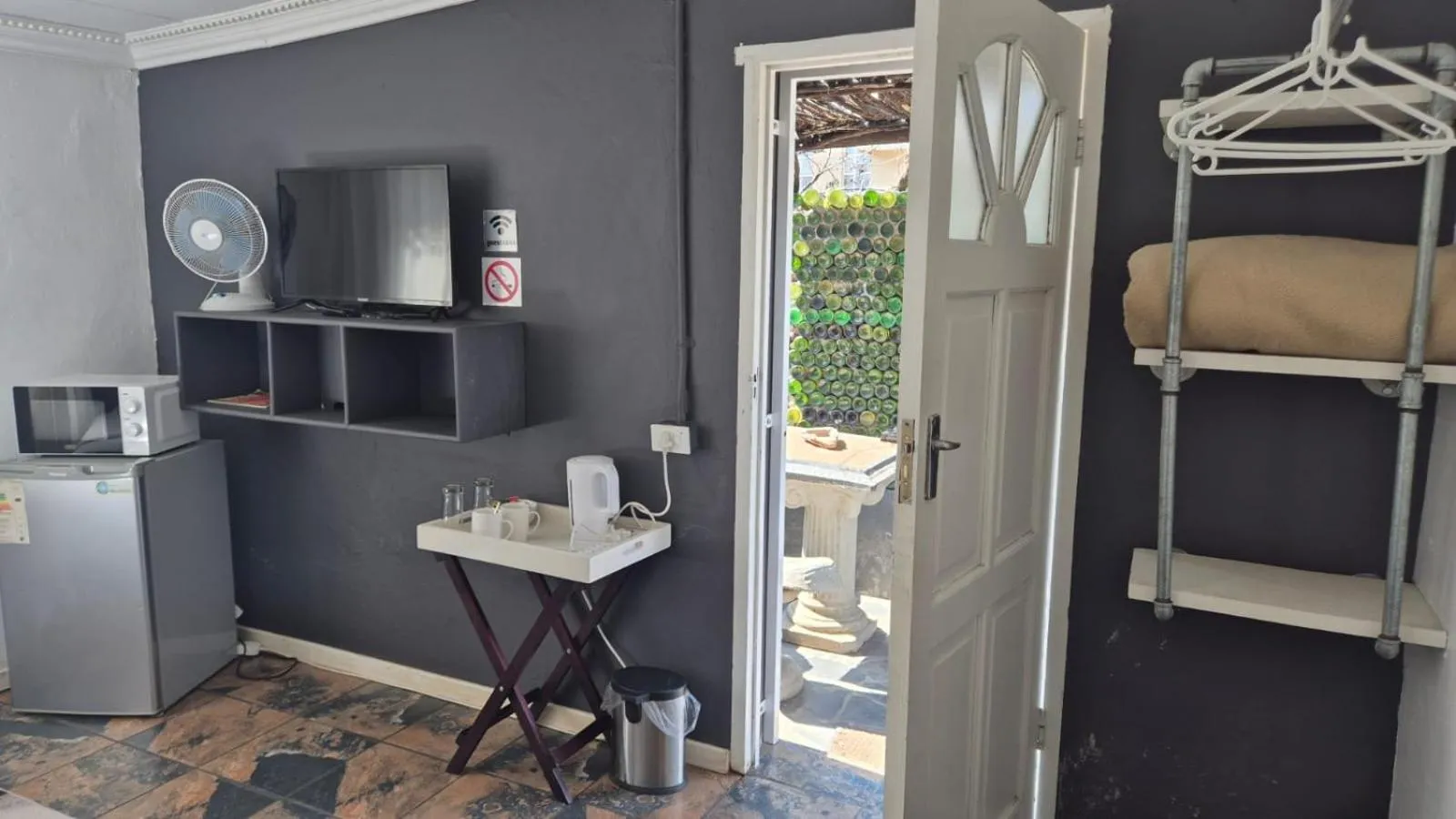 44 on Ennis Guest Lodge and Restaurant -