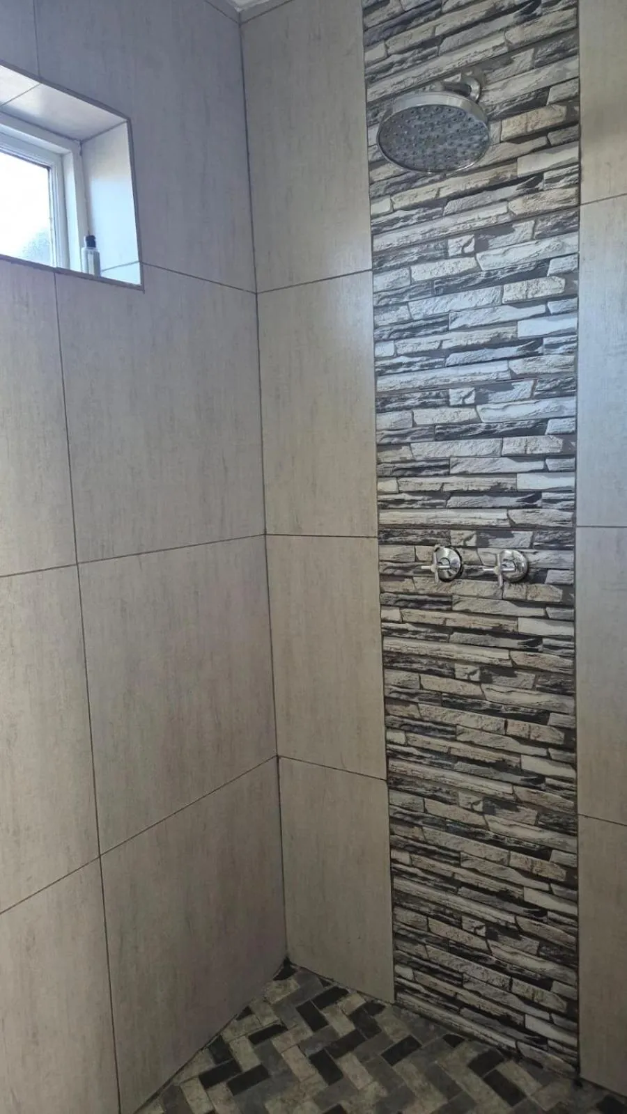 44 on Ennis Guest Lodge and Restaurant -