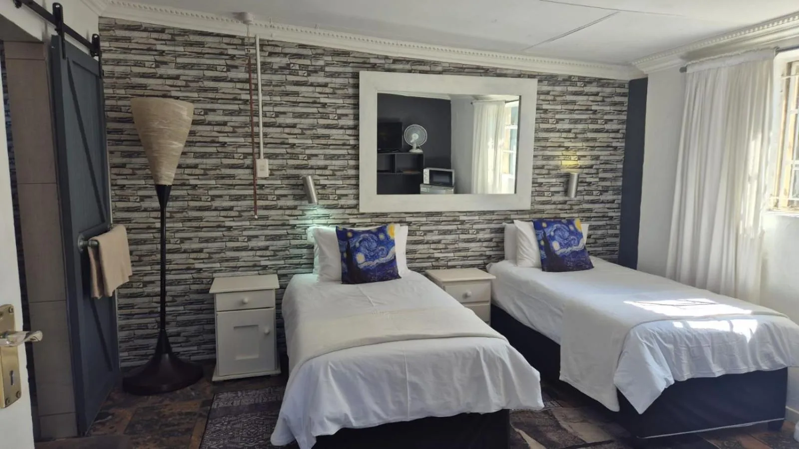 Bed in 44 on Ennis Guest Lodge and Restaurant -