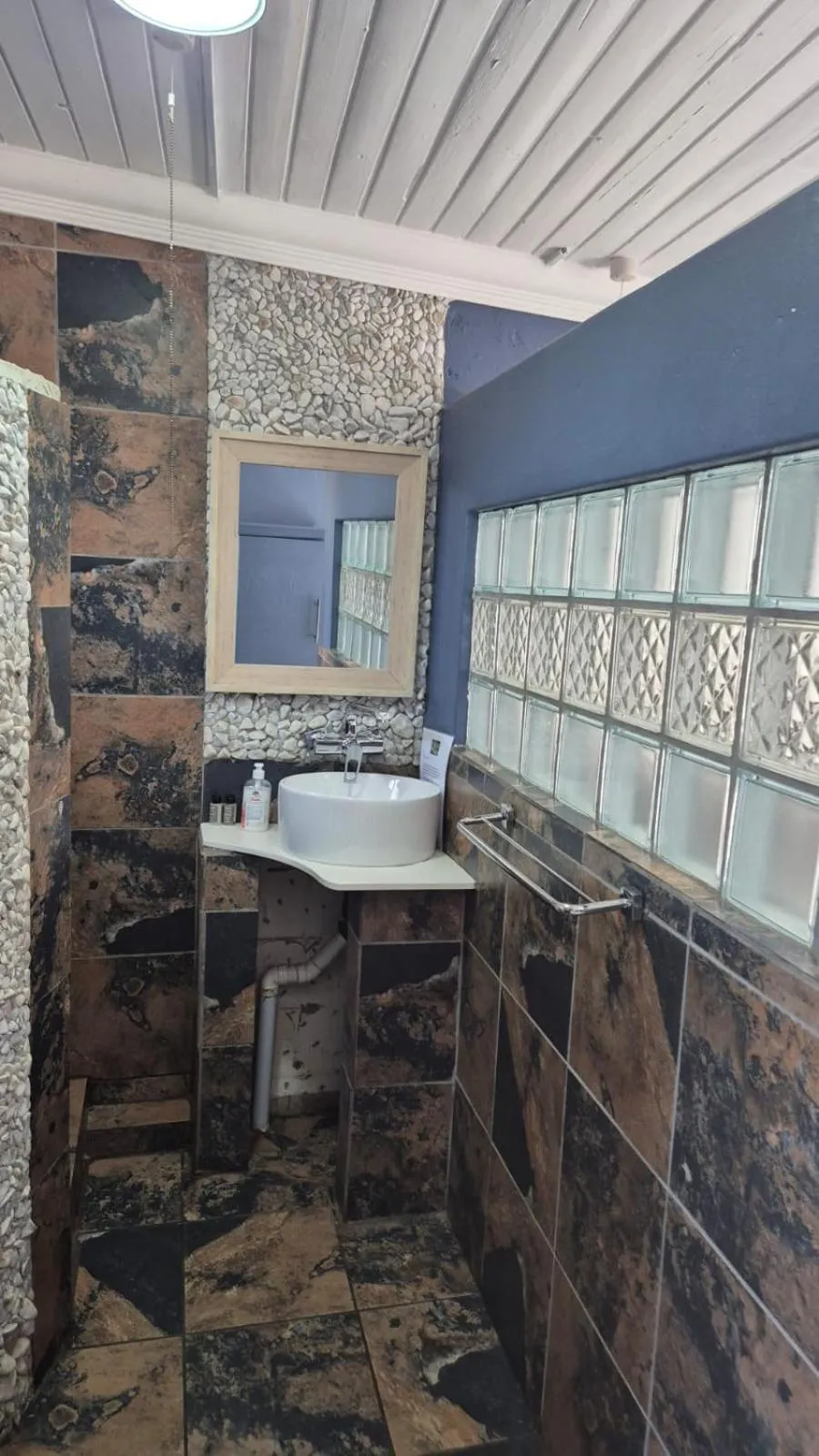 44 on Ennis Guest Lodge and Restaurant -