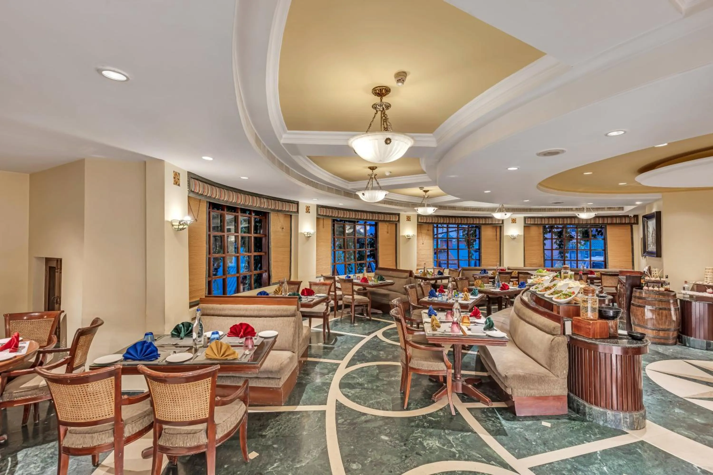 Restaurant/places to eat in Club Mahindra White Meadows Manali