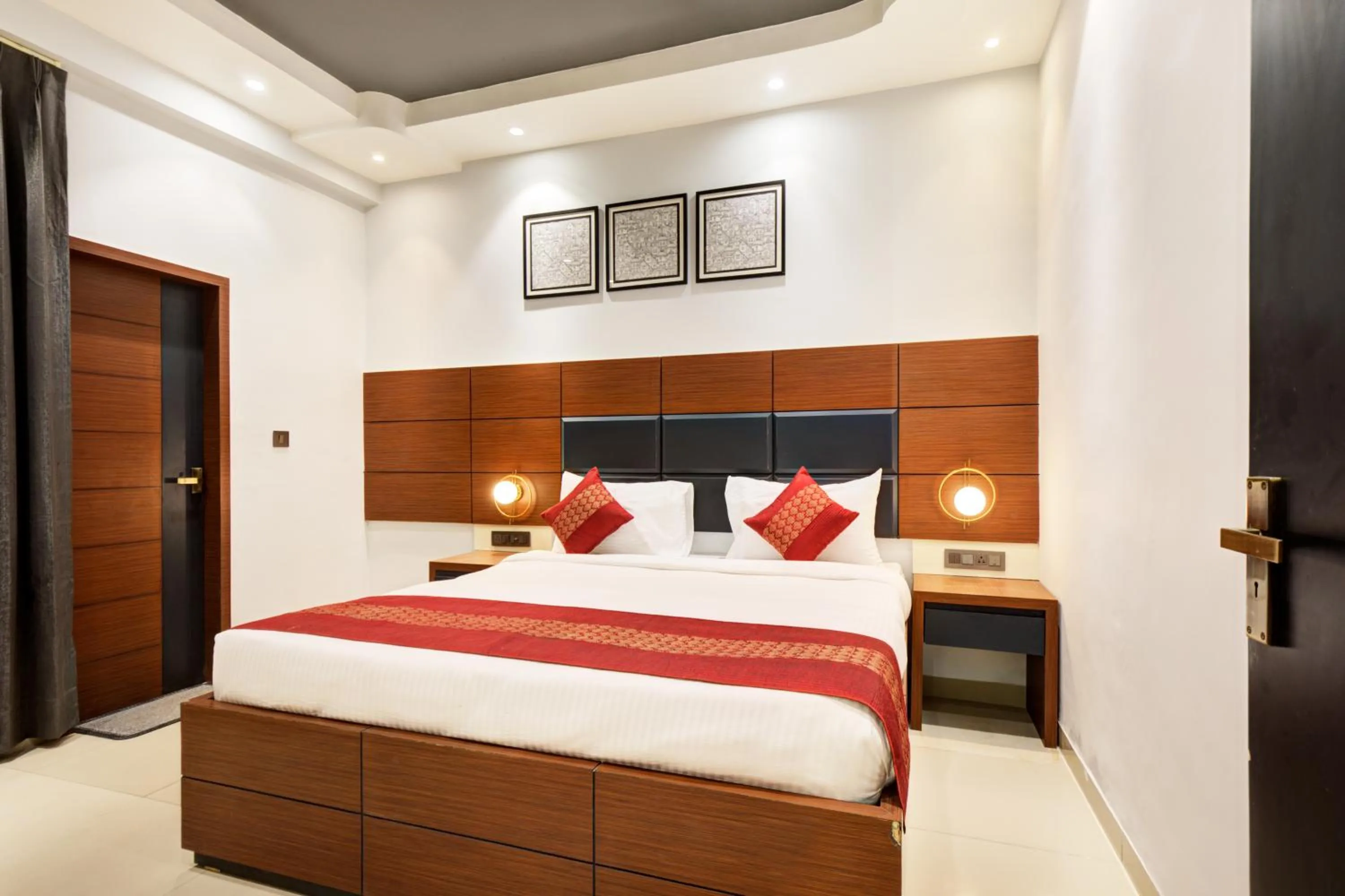 Bed in Royal Rawal - Luxury Boutique Hotel