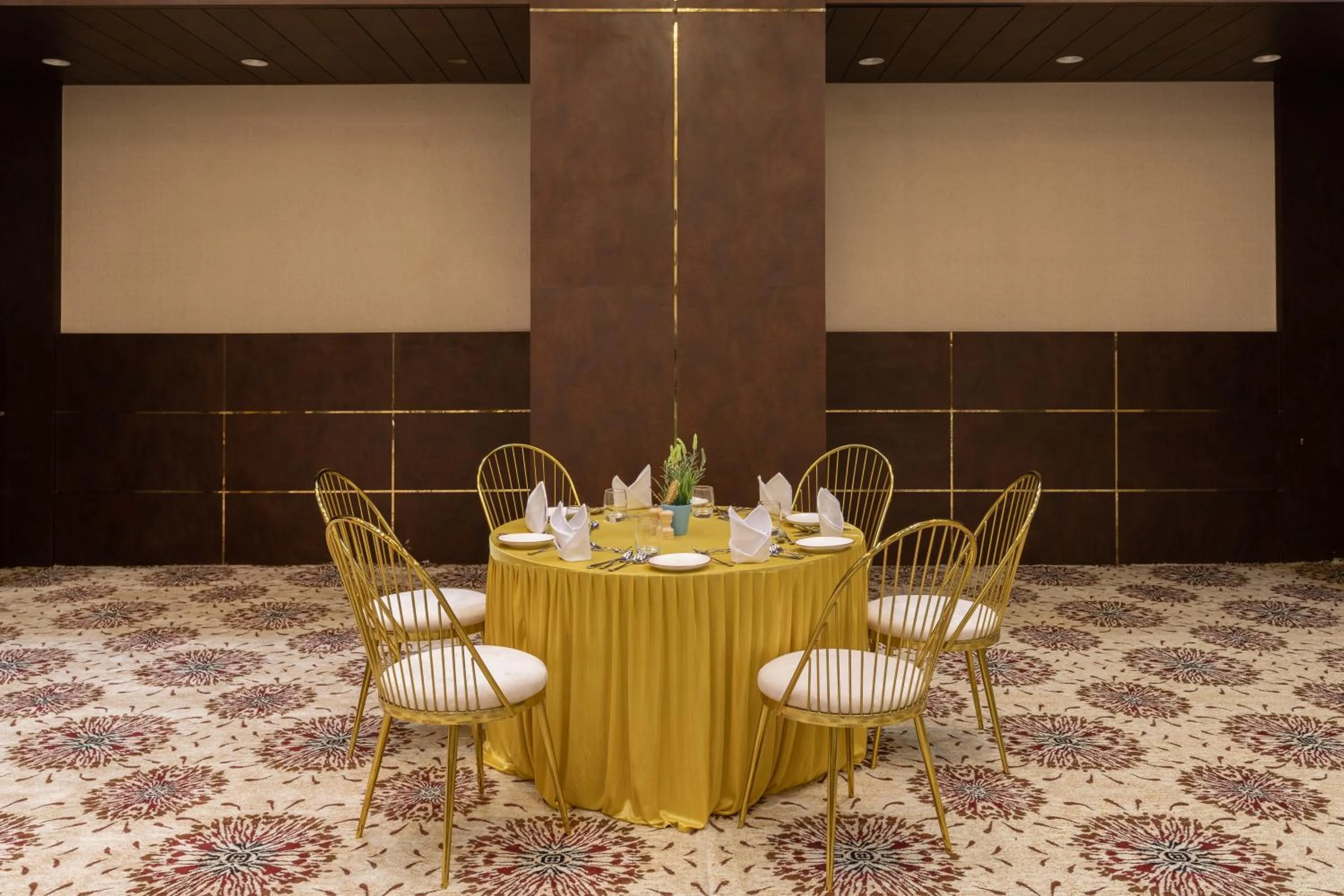 Restaurant/places to eat in Royal Rawal - Luxury Boutique Hotel