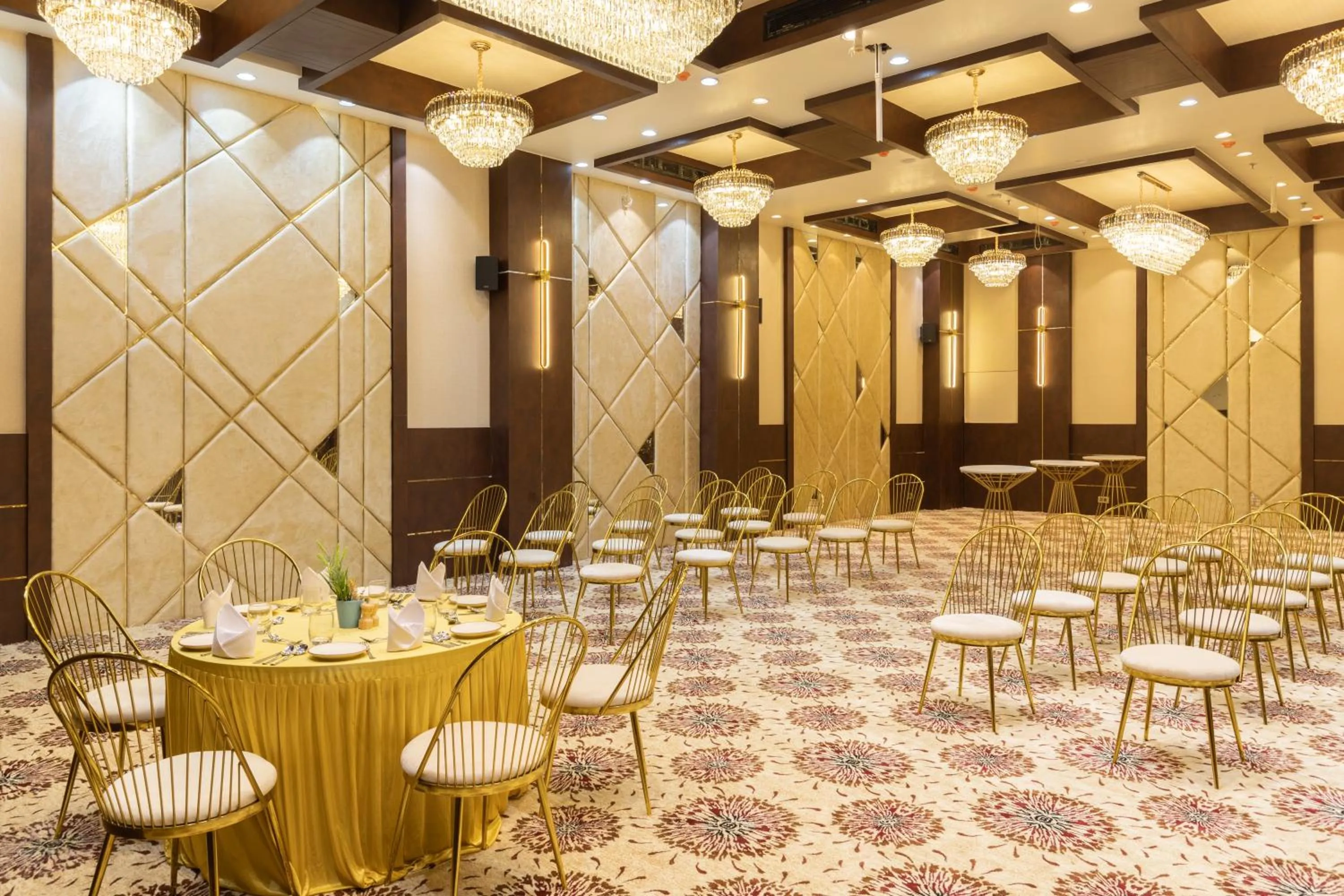 Restaurant/places to eat in Royal Rawal - Luxury Boutique Hotel