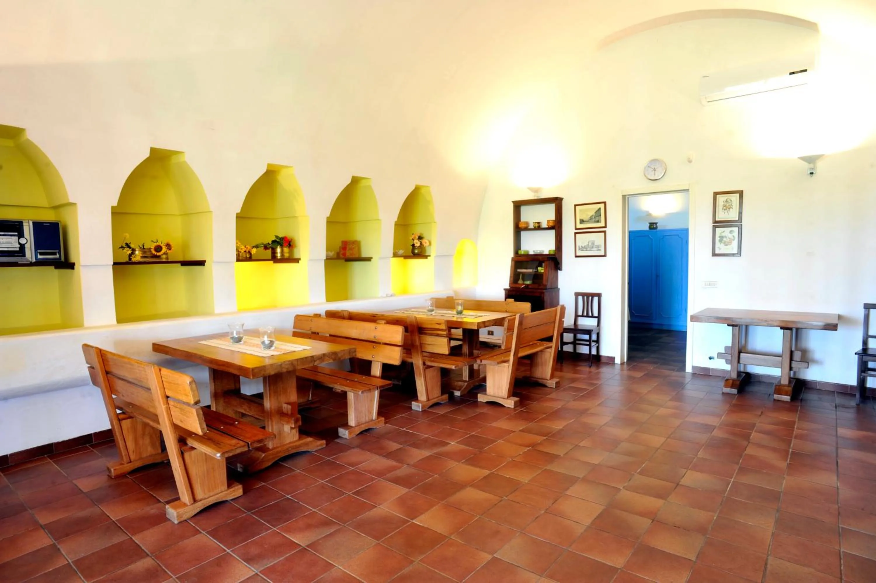 Communal lounge/ TV room in La Capasa B&B