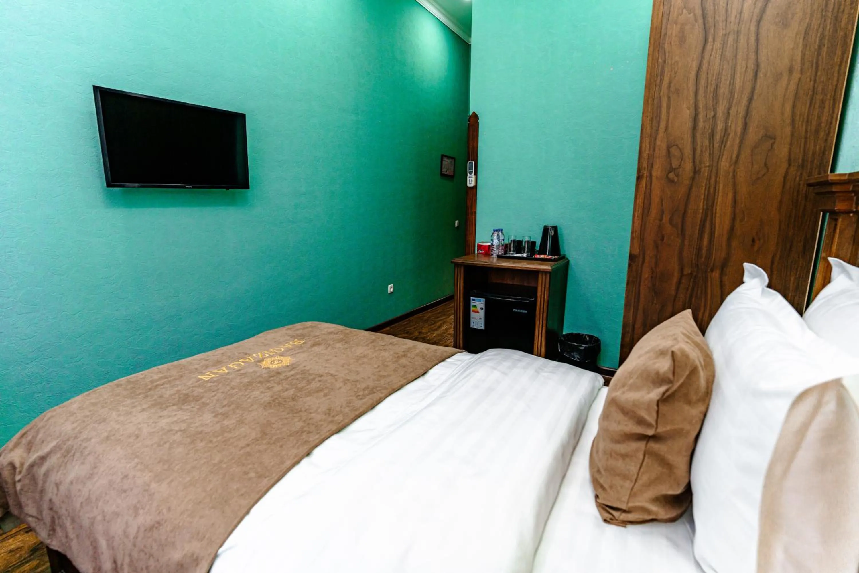 Communal lounge/ TV room, Bed in Bagizagan Hotel