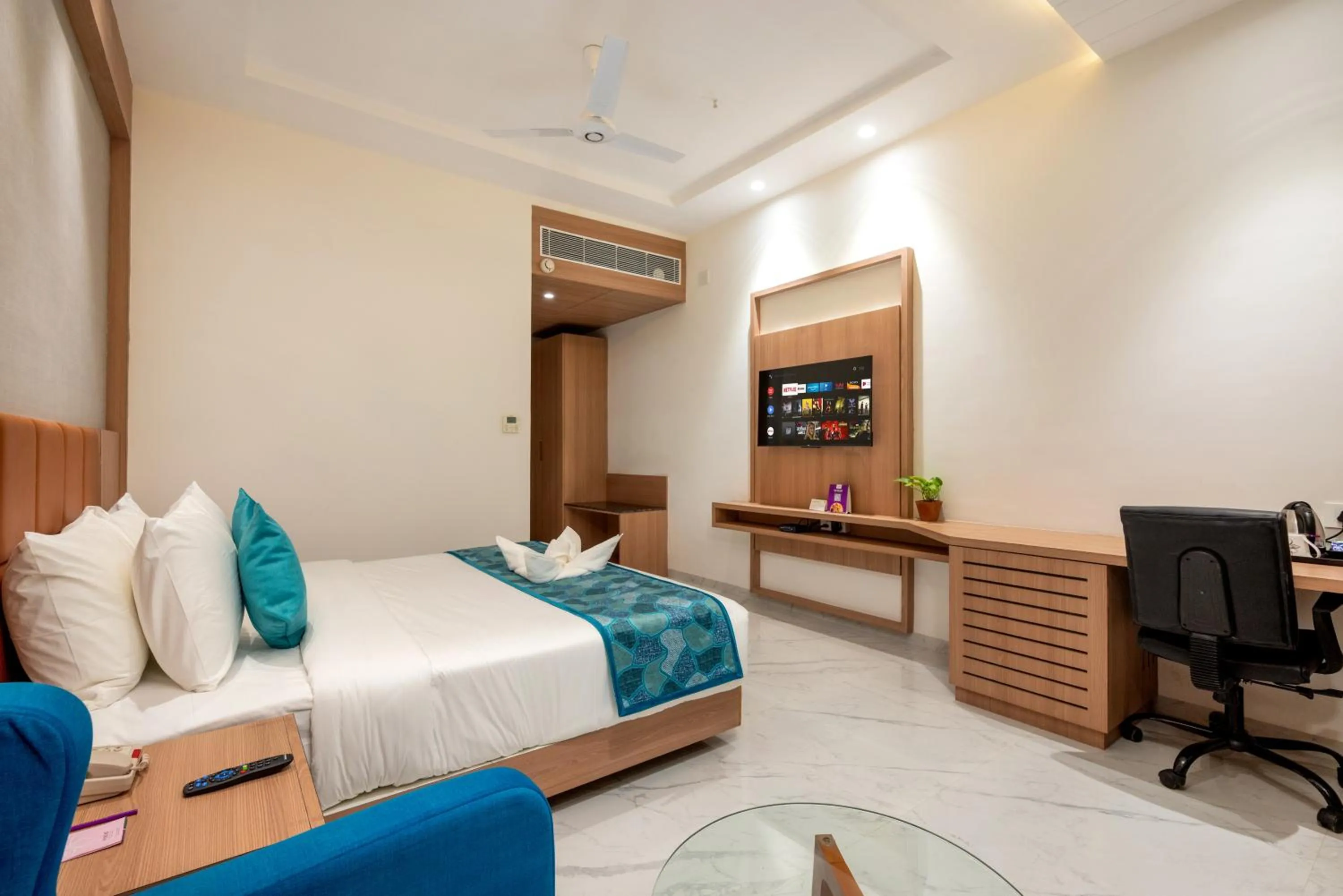 Communal lounge/ TV room, Bed in The Orchid Jamnagar