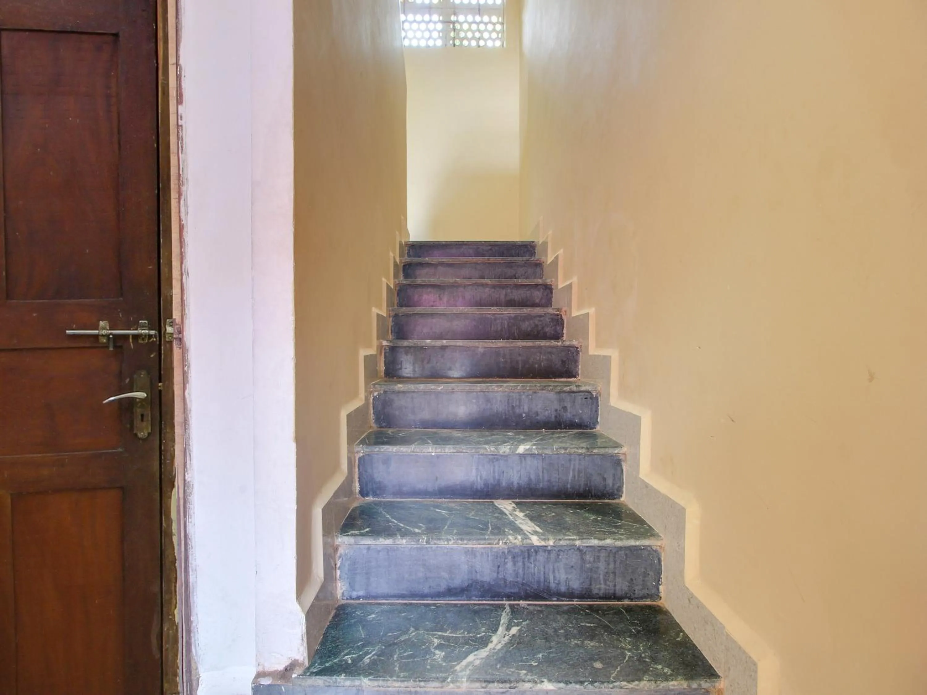 Lobby or reception in Hotel O by OYO Guddan Holiday