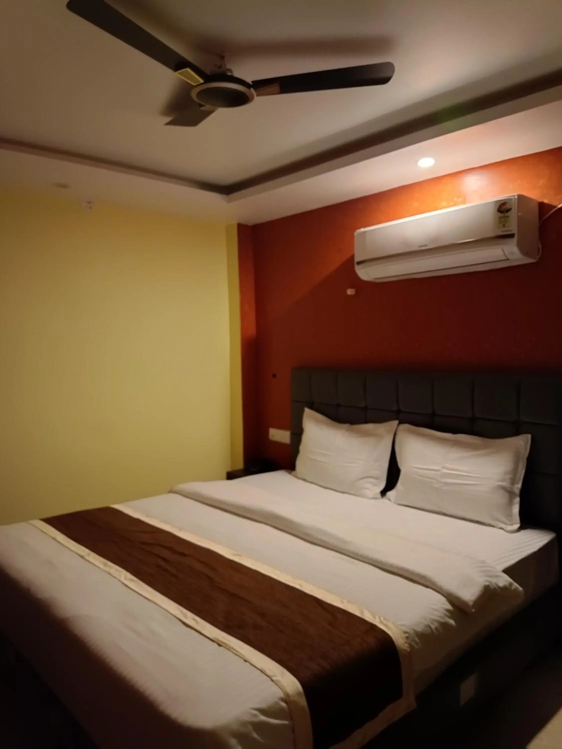 Photo of the whole room, Bed in Royal View Residency Photo of the whole room, Bed in Royal View Residency