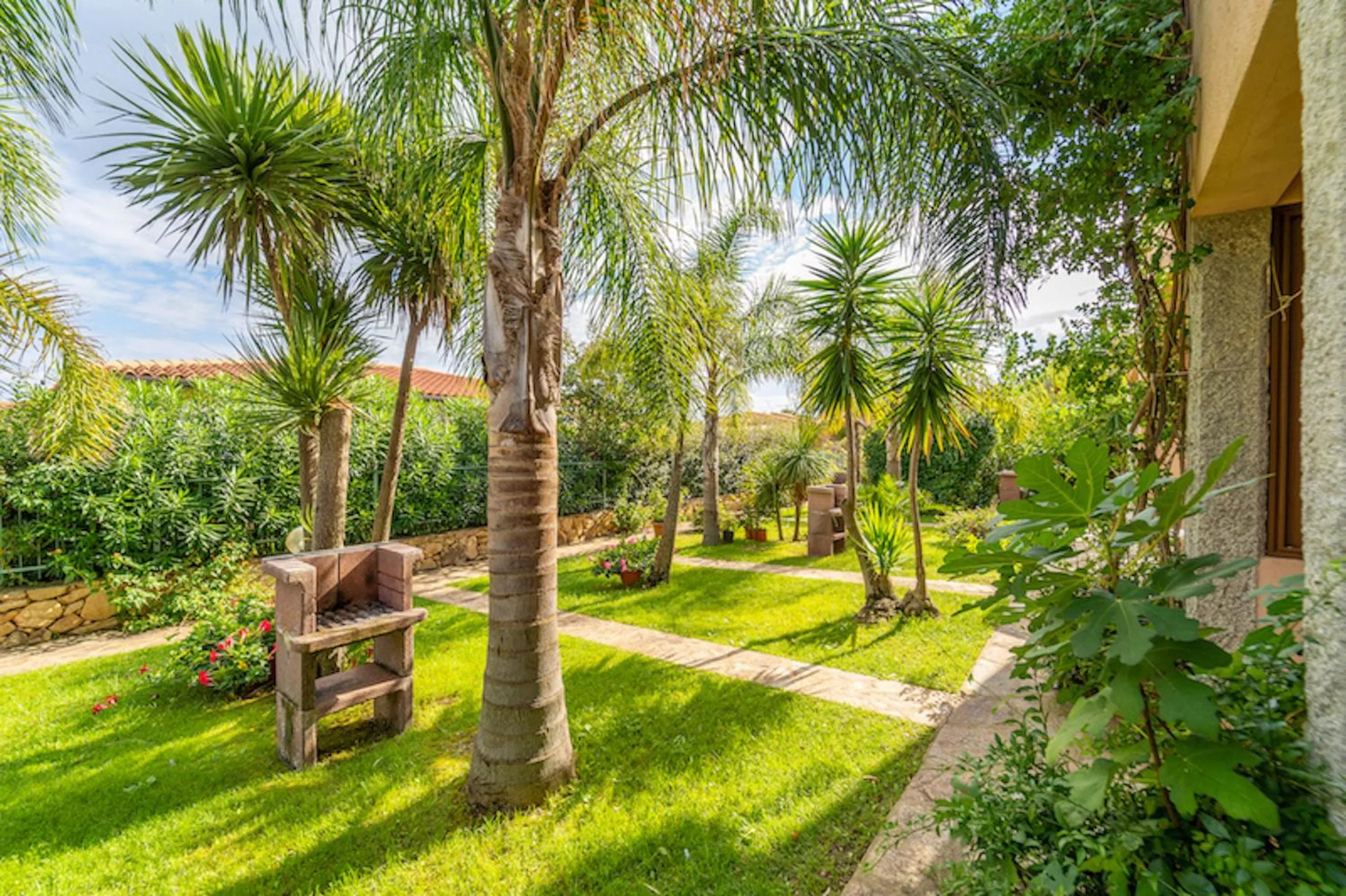 ISS Travel, Villa Fiorita - 800 m from La Cinta beach