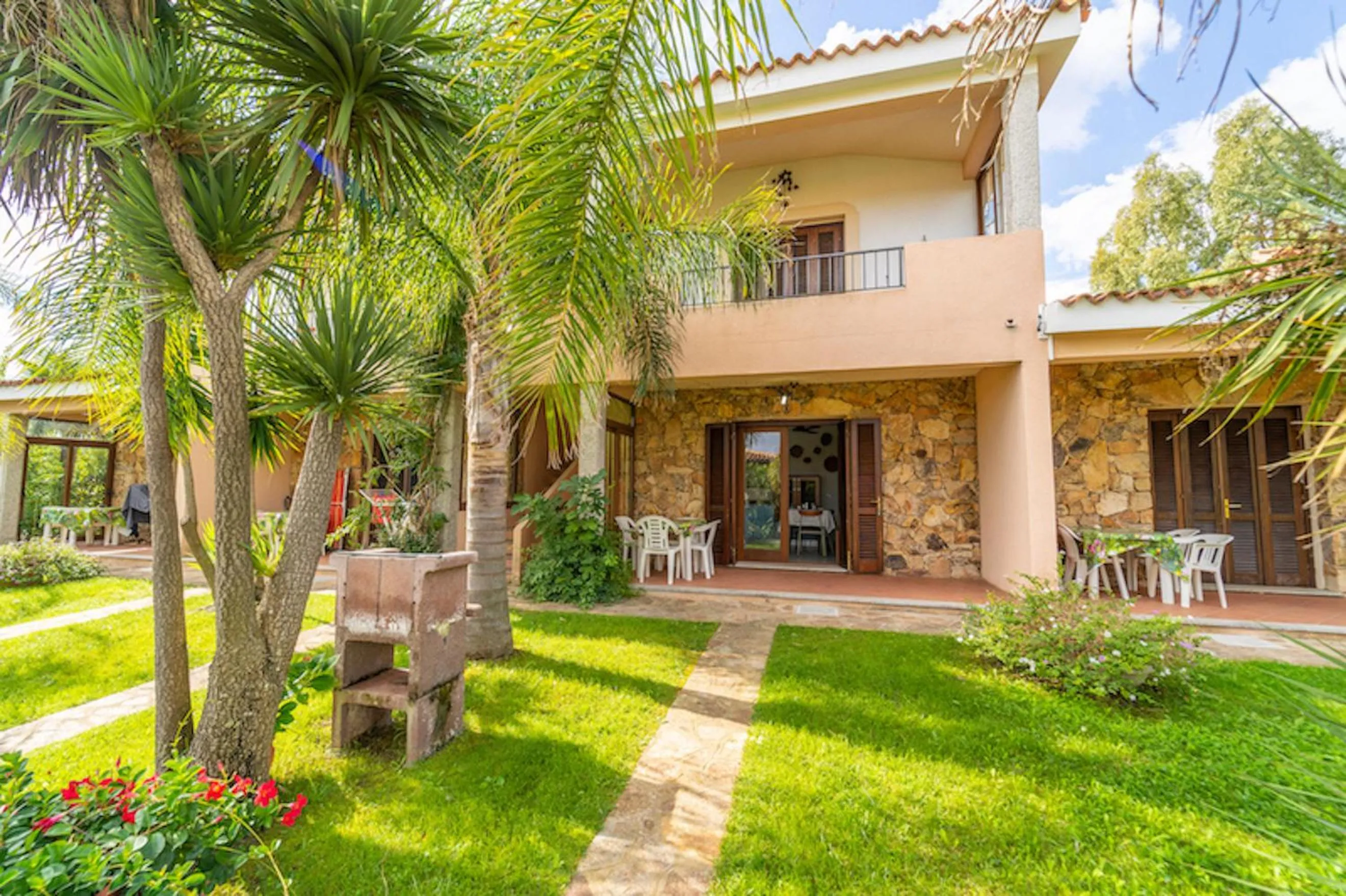 ISS Travel, Villa Fiorita - 800 m from La Cinta beach