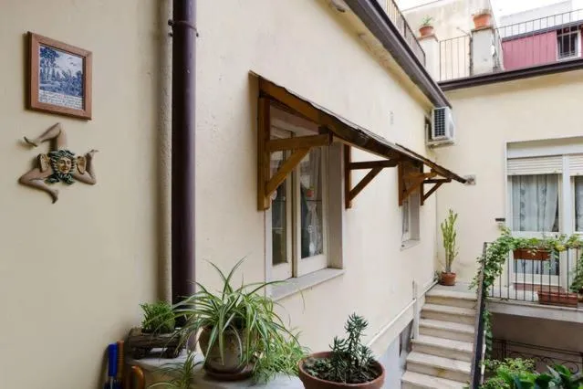 Inner courtyard view in Etna B&B