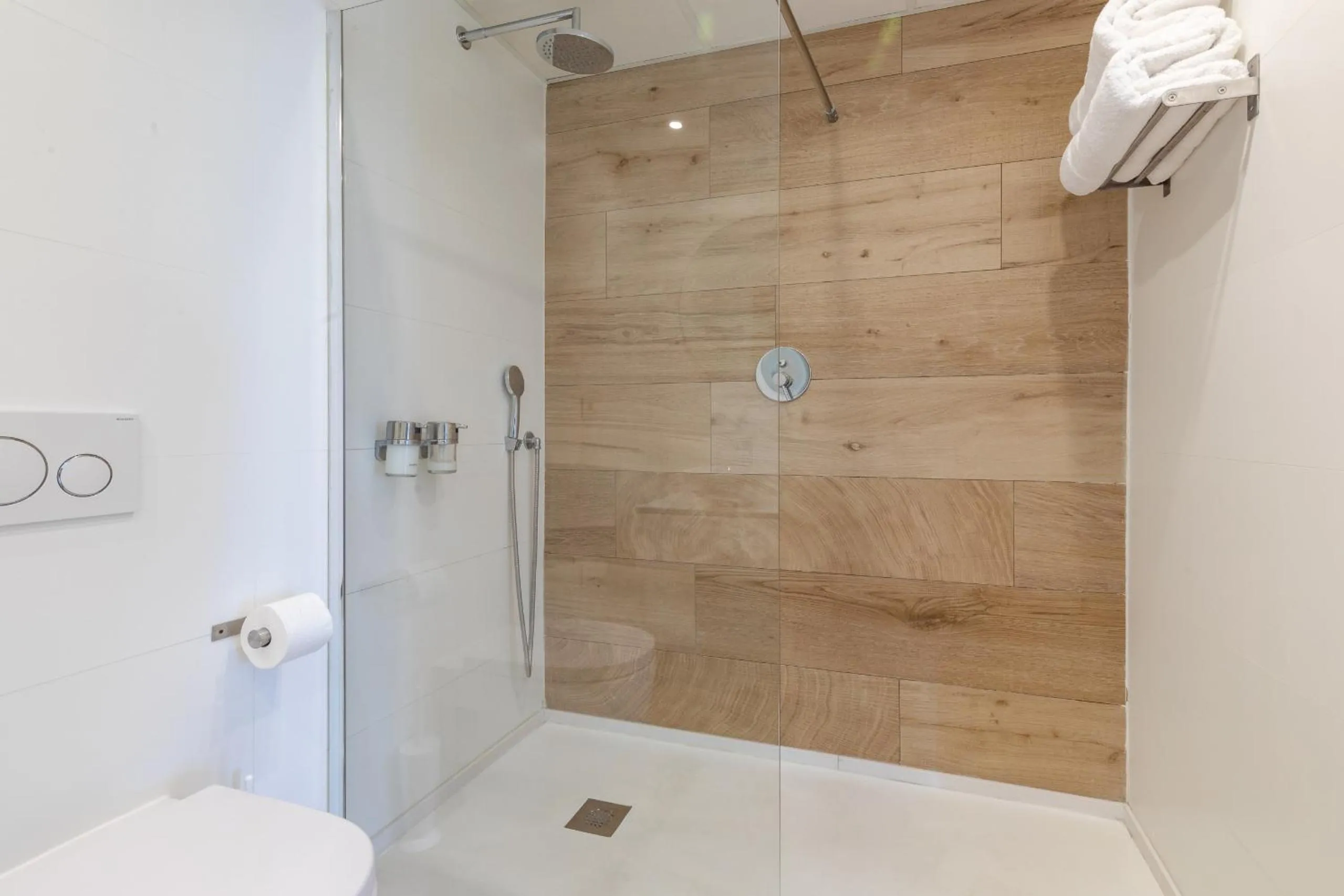 Shower in ApartUP Patacona Deluxe