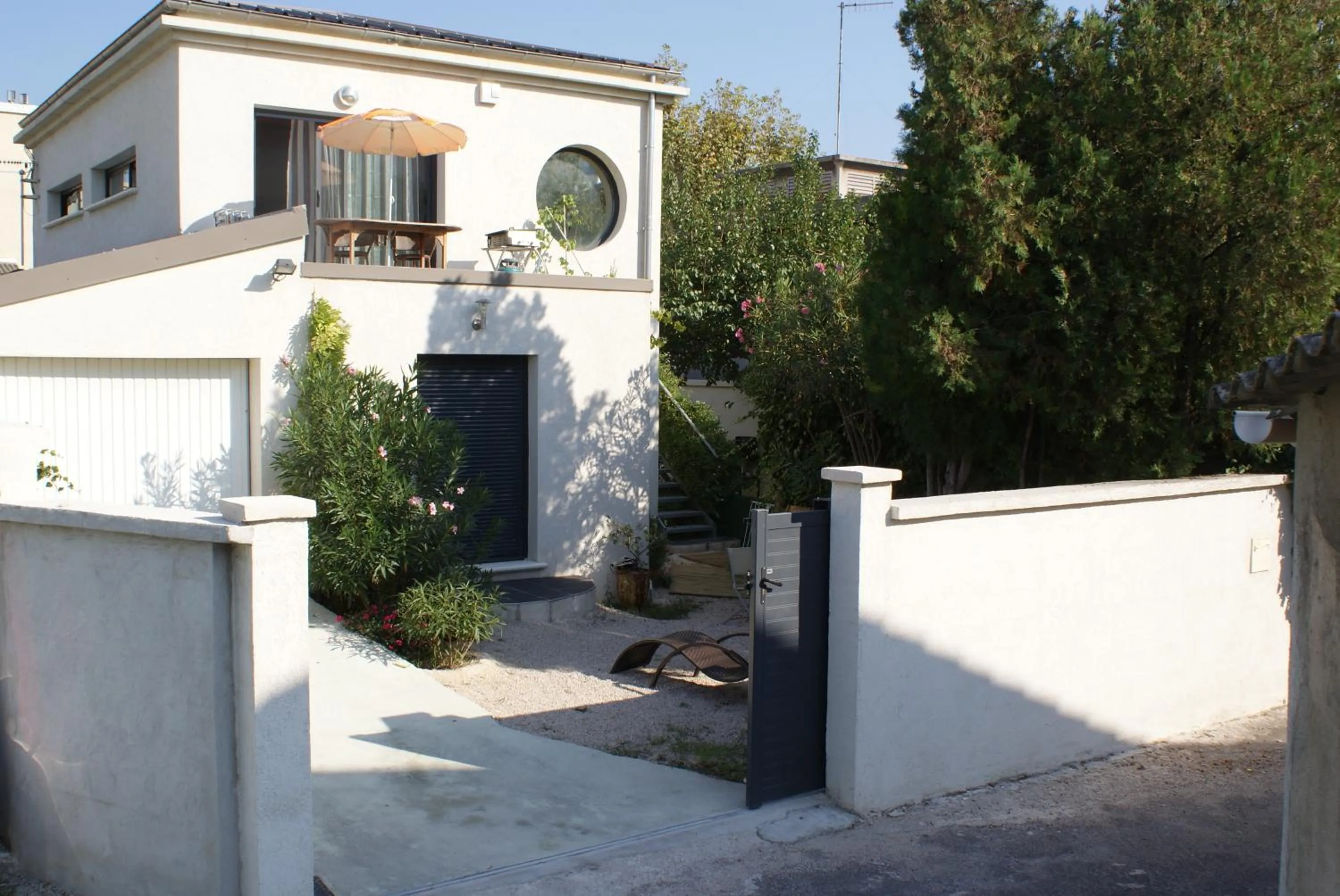 Facade/entrance in Pied à Terre en Ville