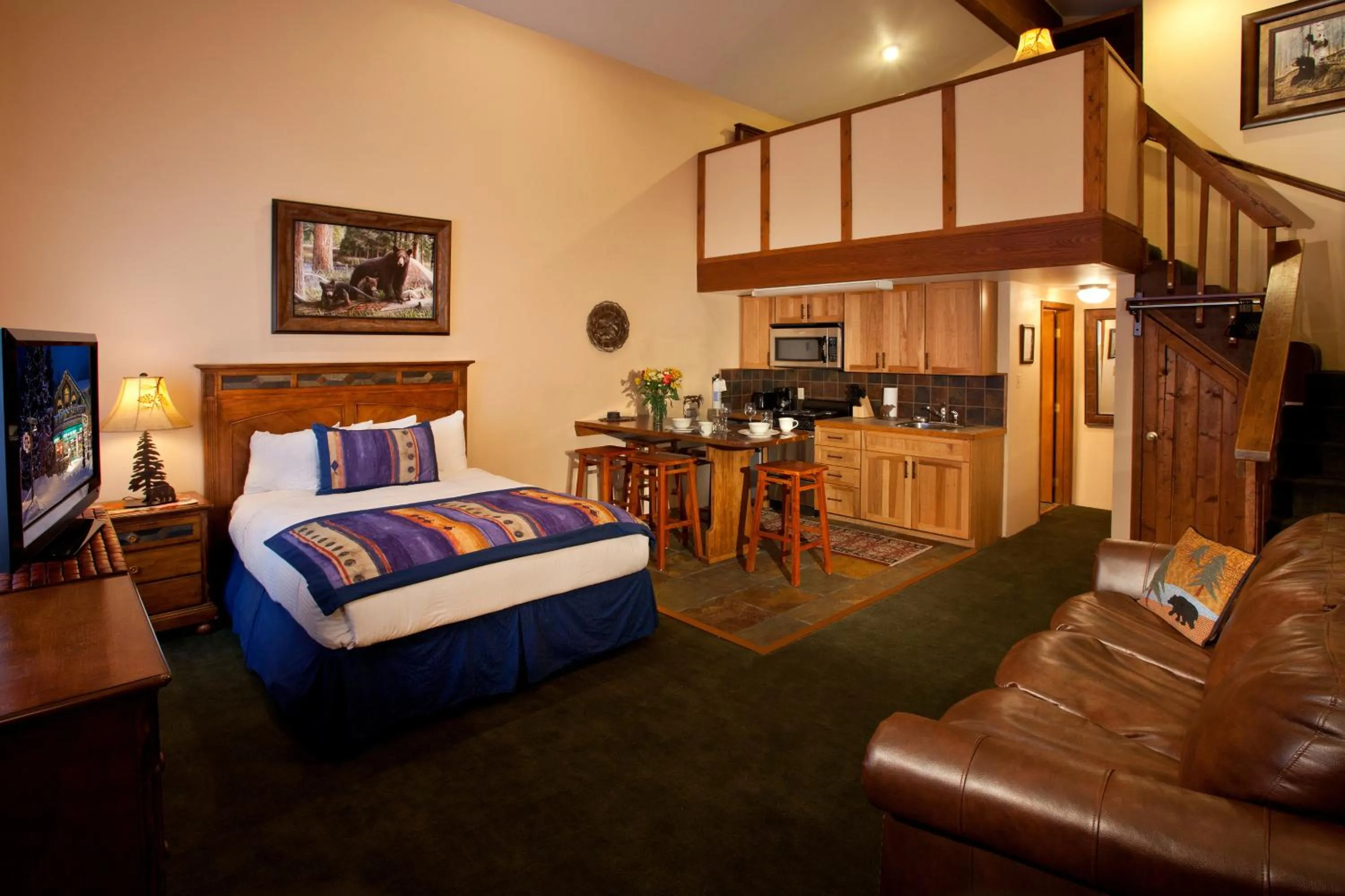 Bed in Cottam's Lodge by Alpine Village Suites
