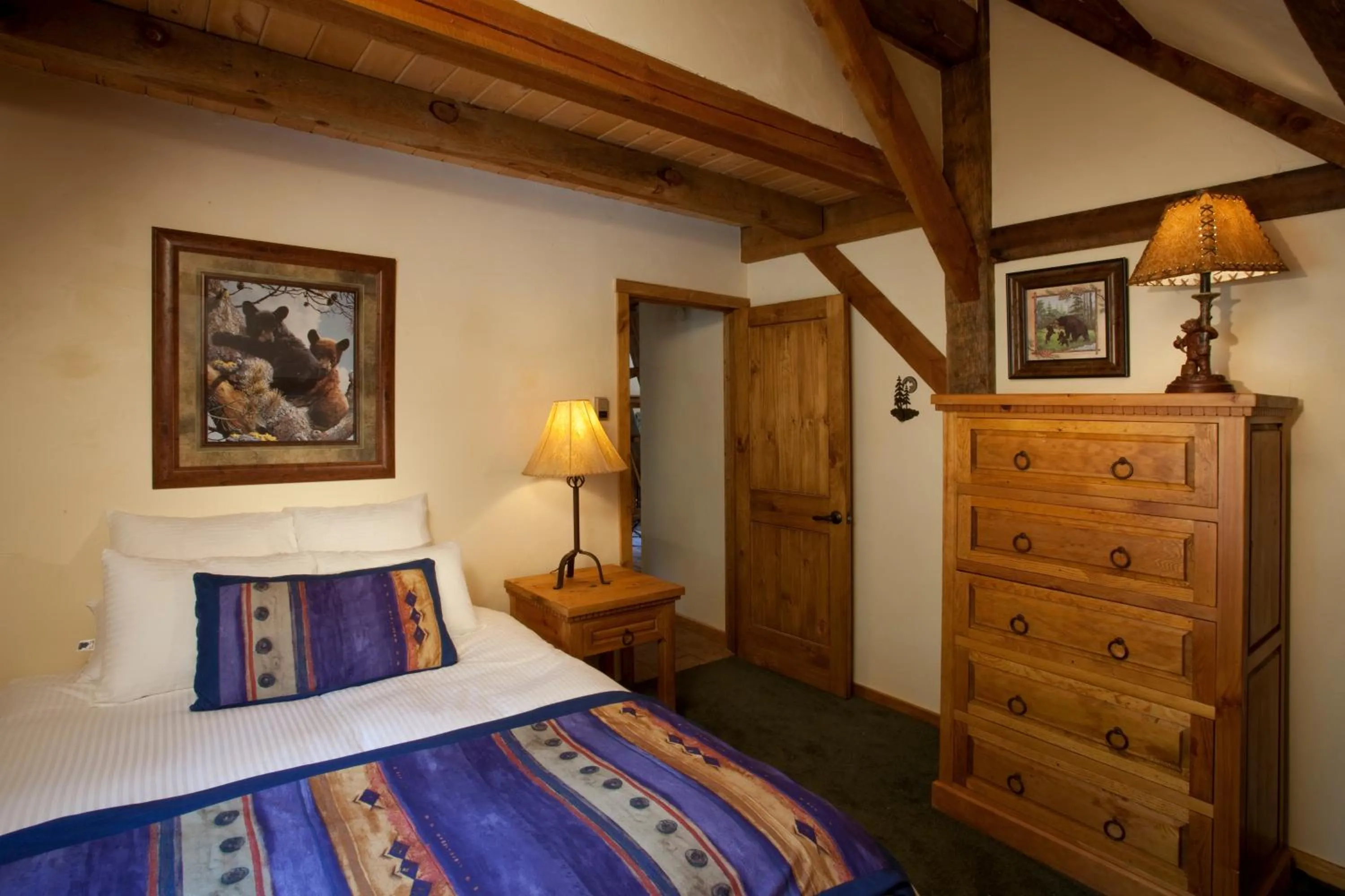 Sauna, Bed in Cottam's Lodge by Alpine Village Suites