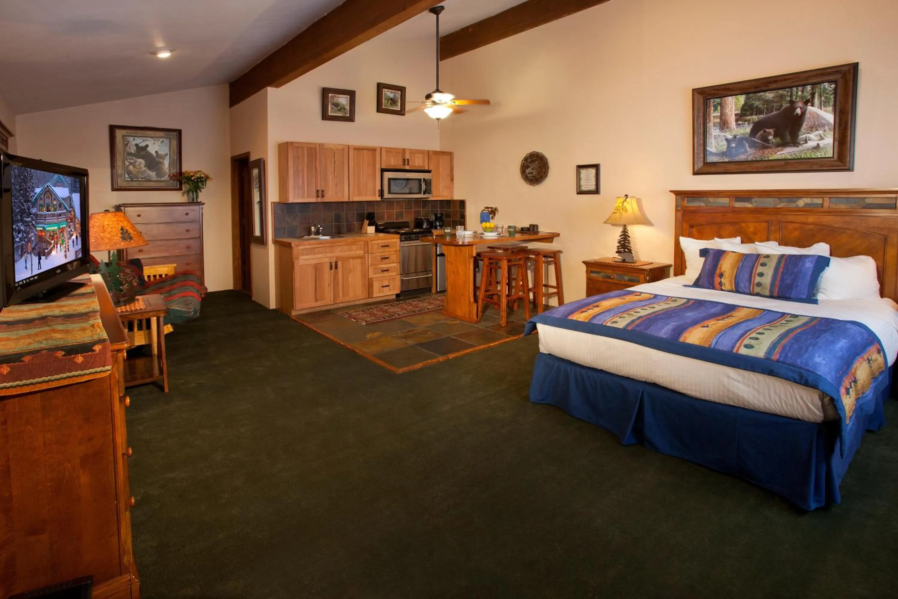Photo of the whole room, Bed in Cottam's Lodge by Alpine Village Suites
