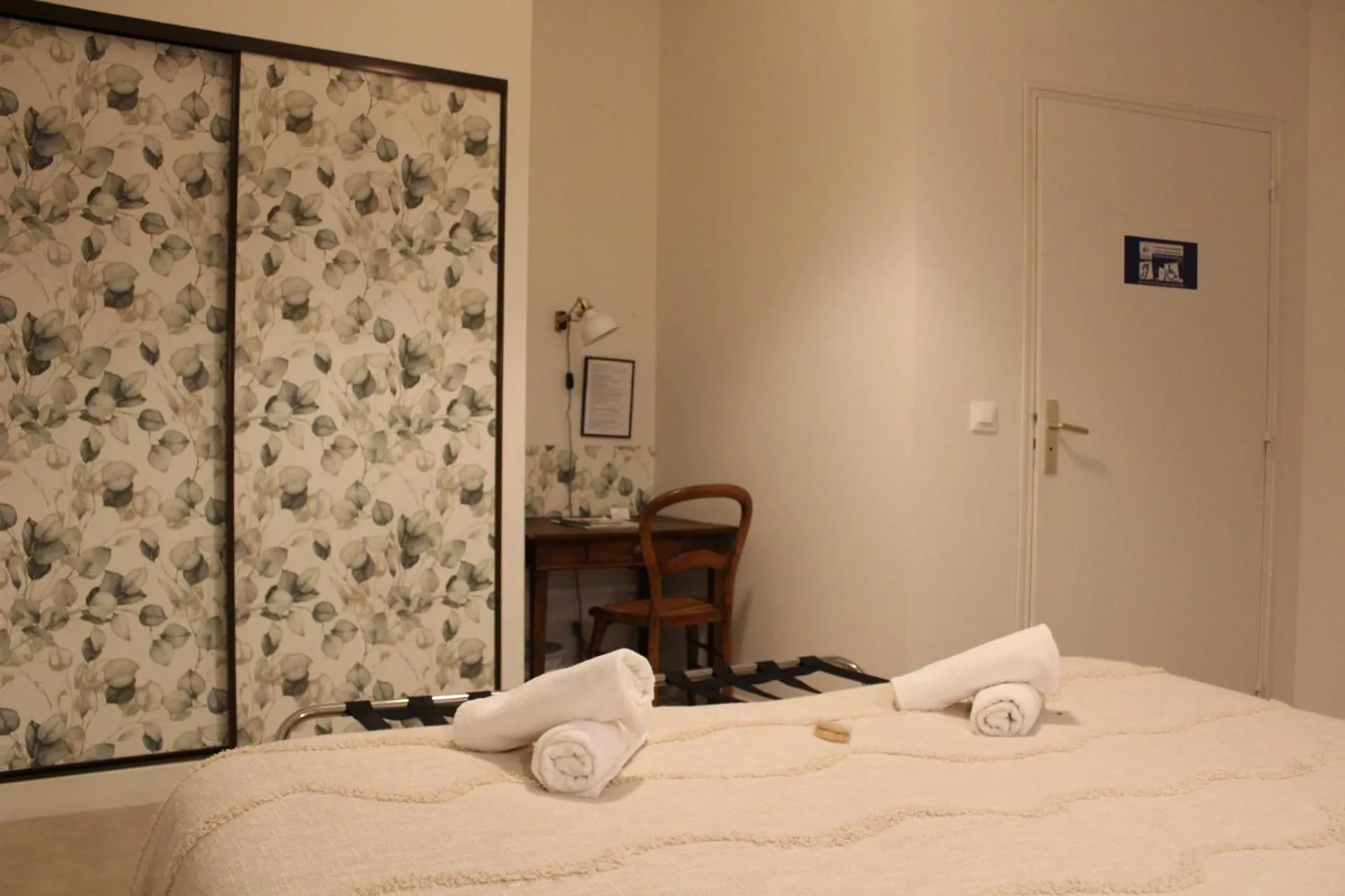 Photo of the whole room, Bed in Le grand couvent de Gramat