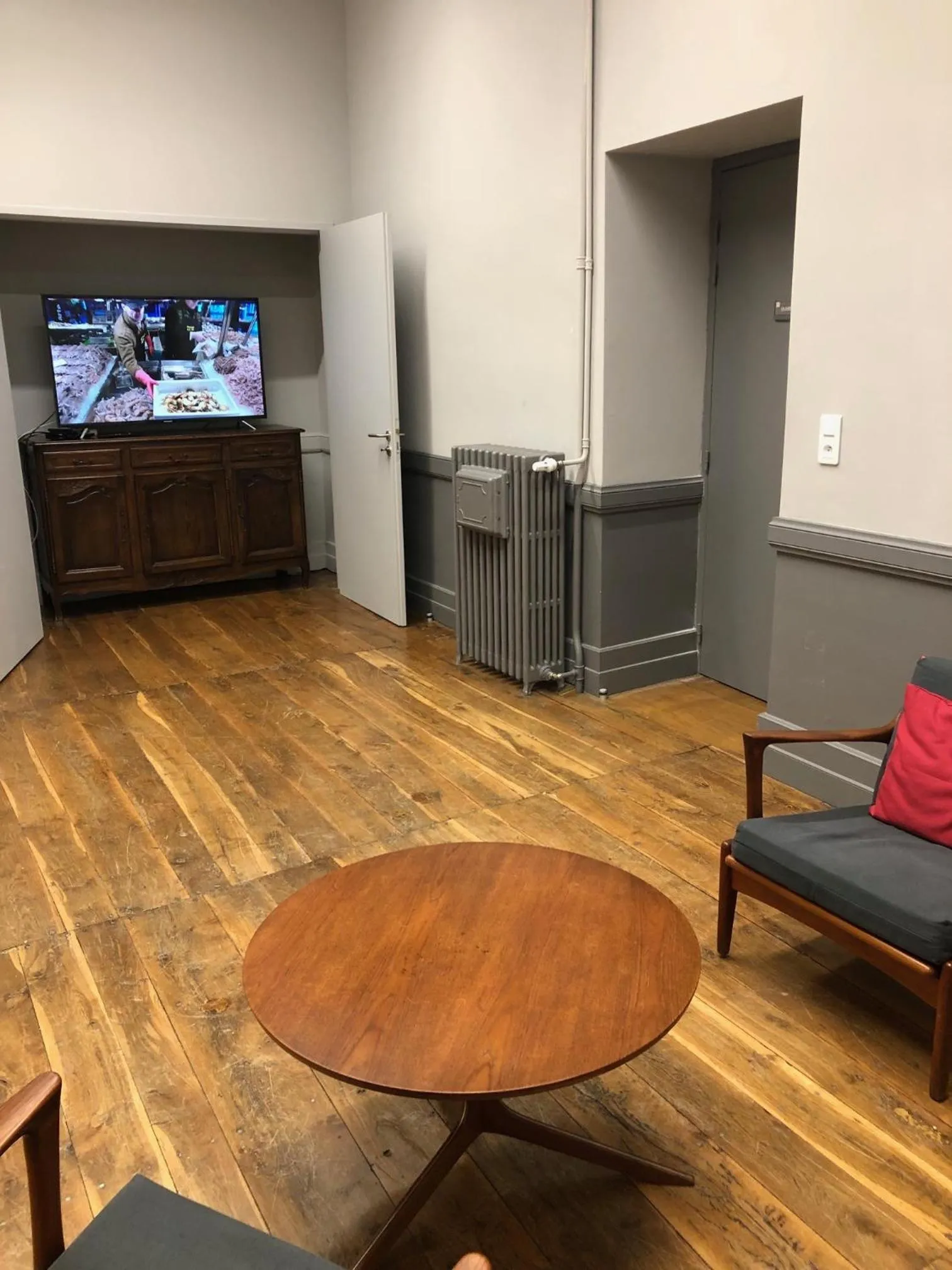 Communal lounge/ TV room in Le grand couvent de Gramat