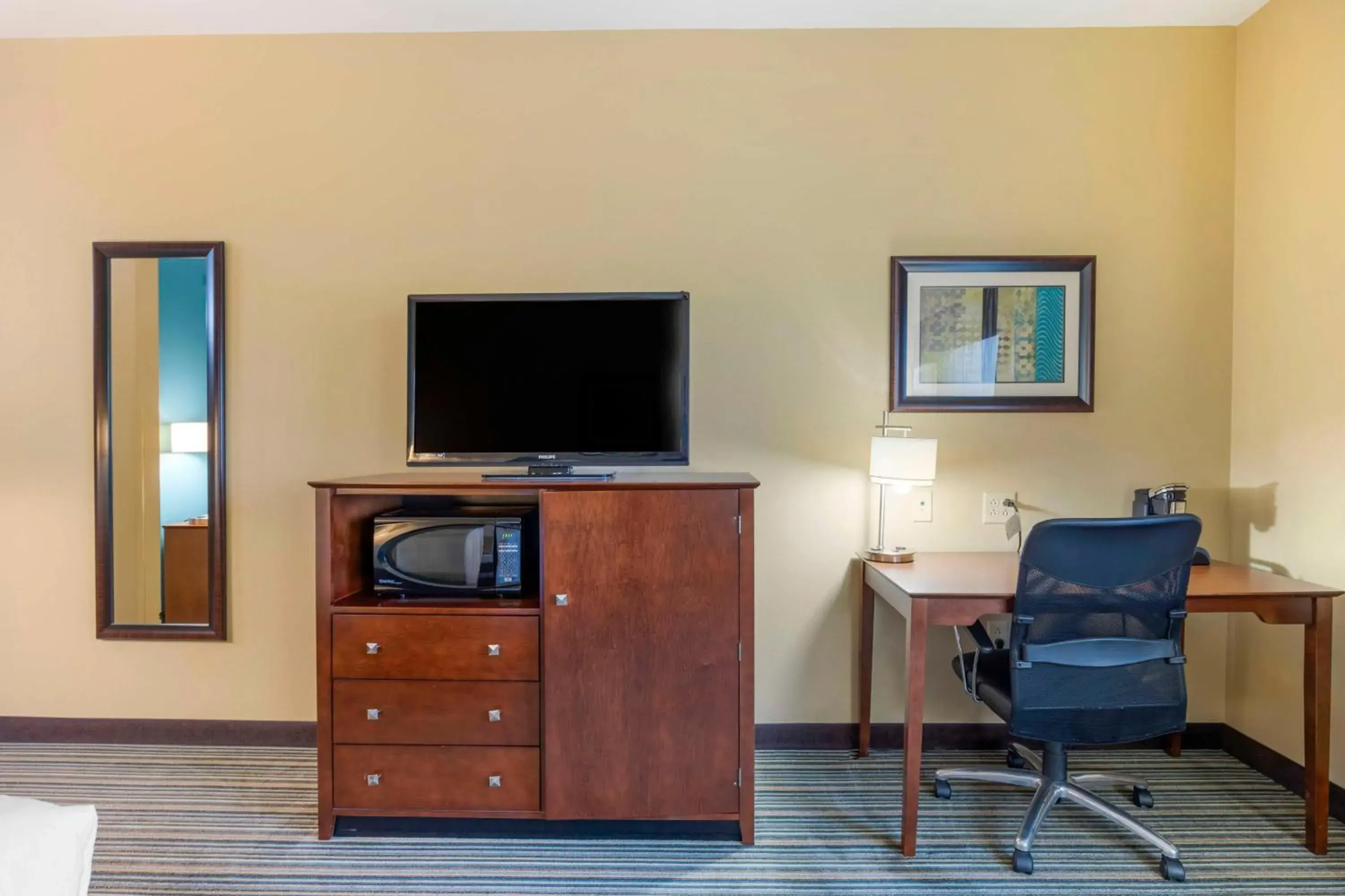 Bedroom in Best Western Plus Patterson Park Inn Bedroom in Best Western Plus Patterson Park Inn